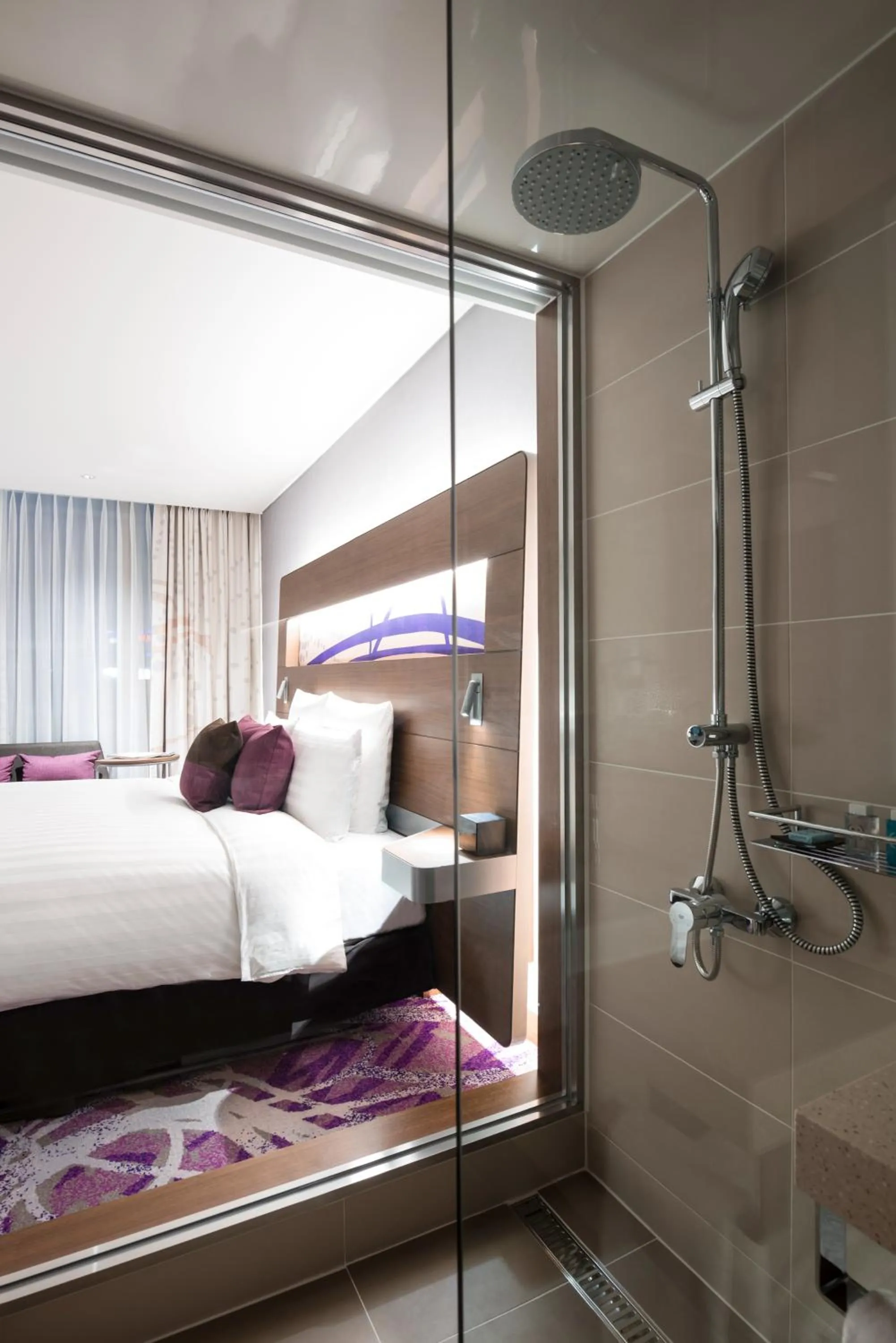 Shower, Bed in Novotel Ambassador Suwon