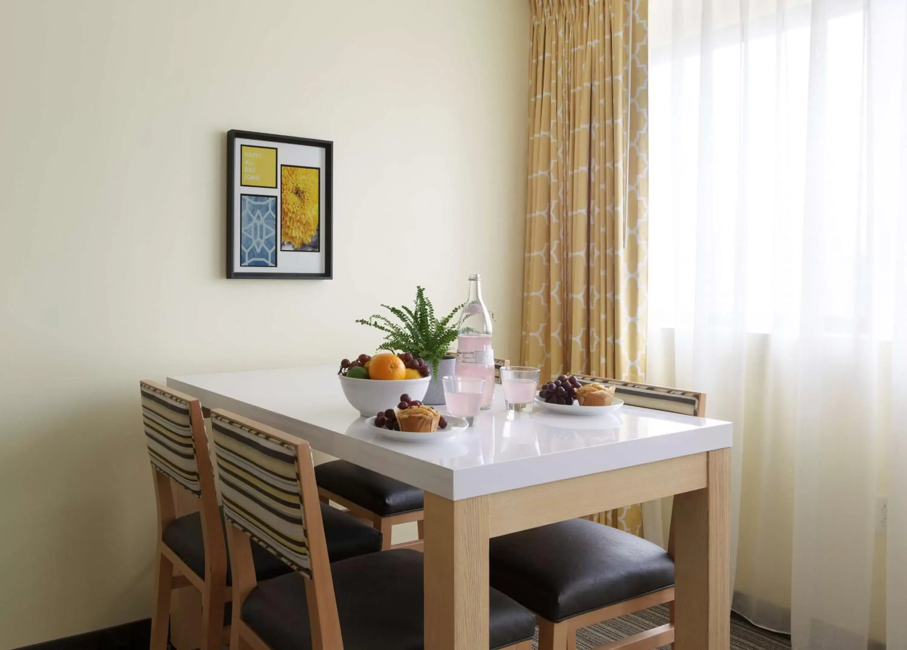 Kitchen or kitchenette, Dining Area in Sonesta ES Suites New Orleans Downtown