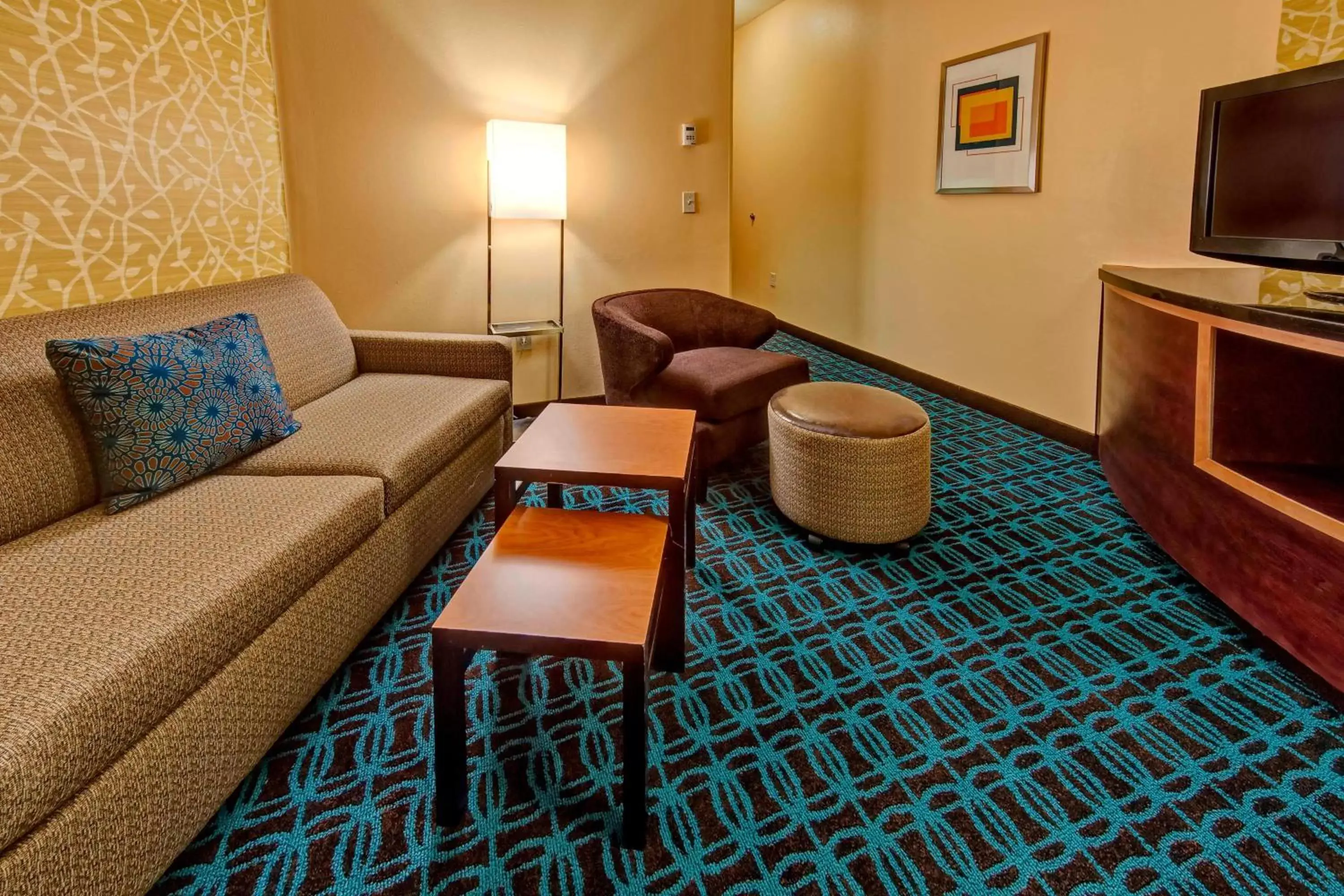 Photo of the whole room, Seating Area in Fairfield Inn & Suites by Marriott Oklahoma City NW Expressway/Warr Acres