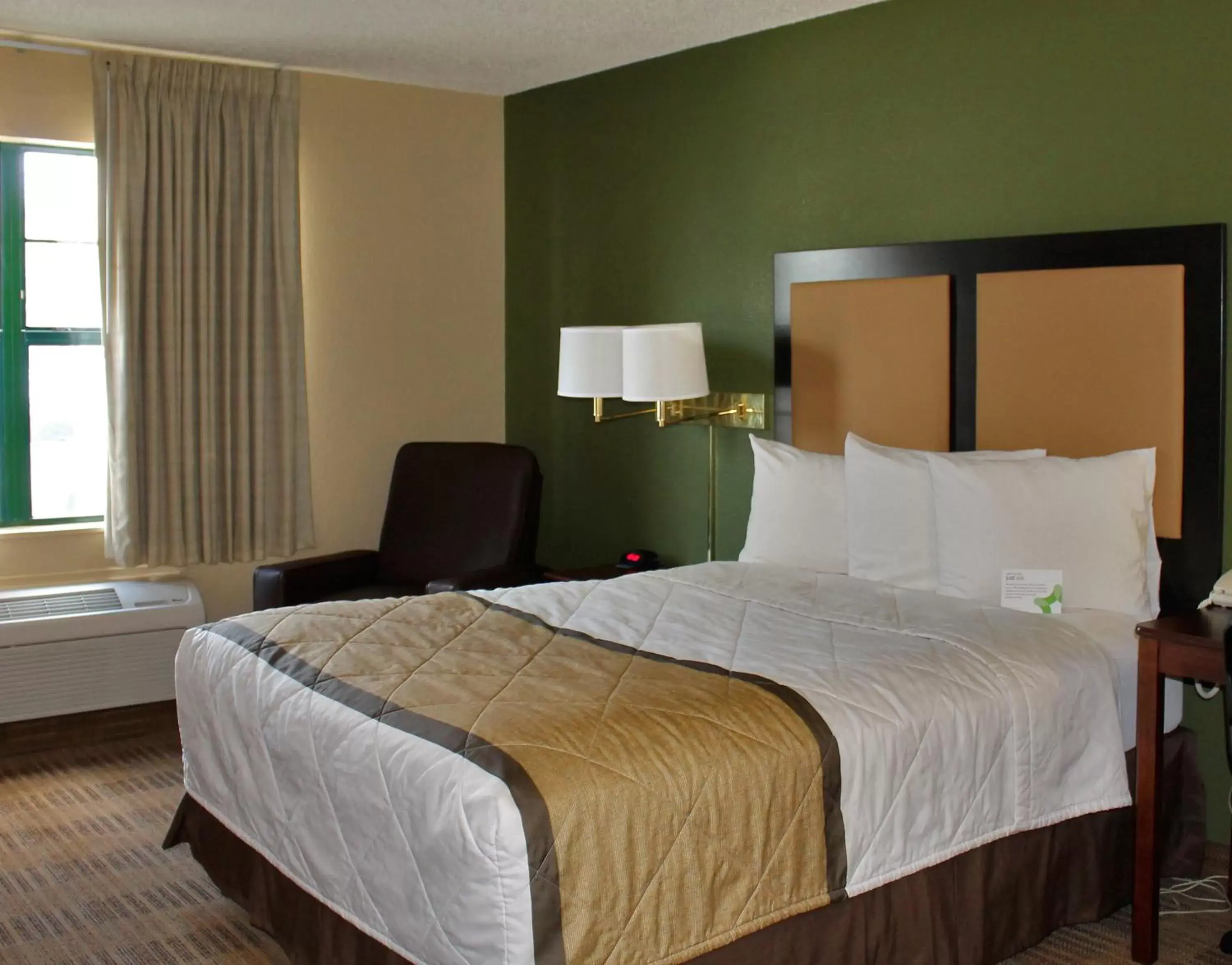 Bed in Extended Stay America Suites - Bakersfield - Chester Lane