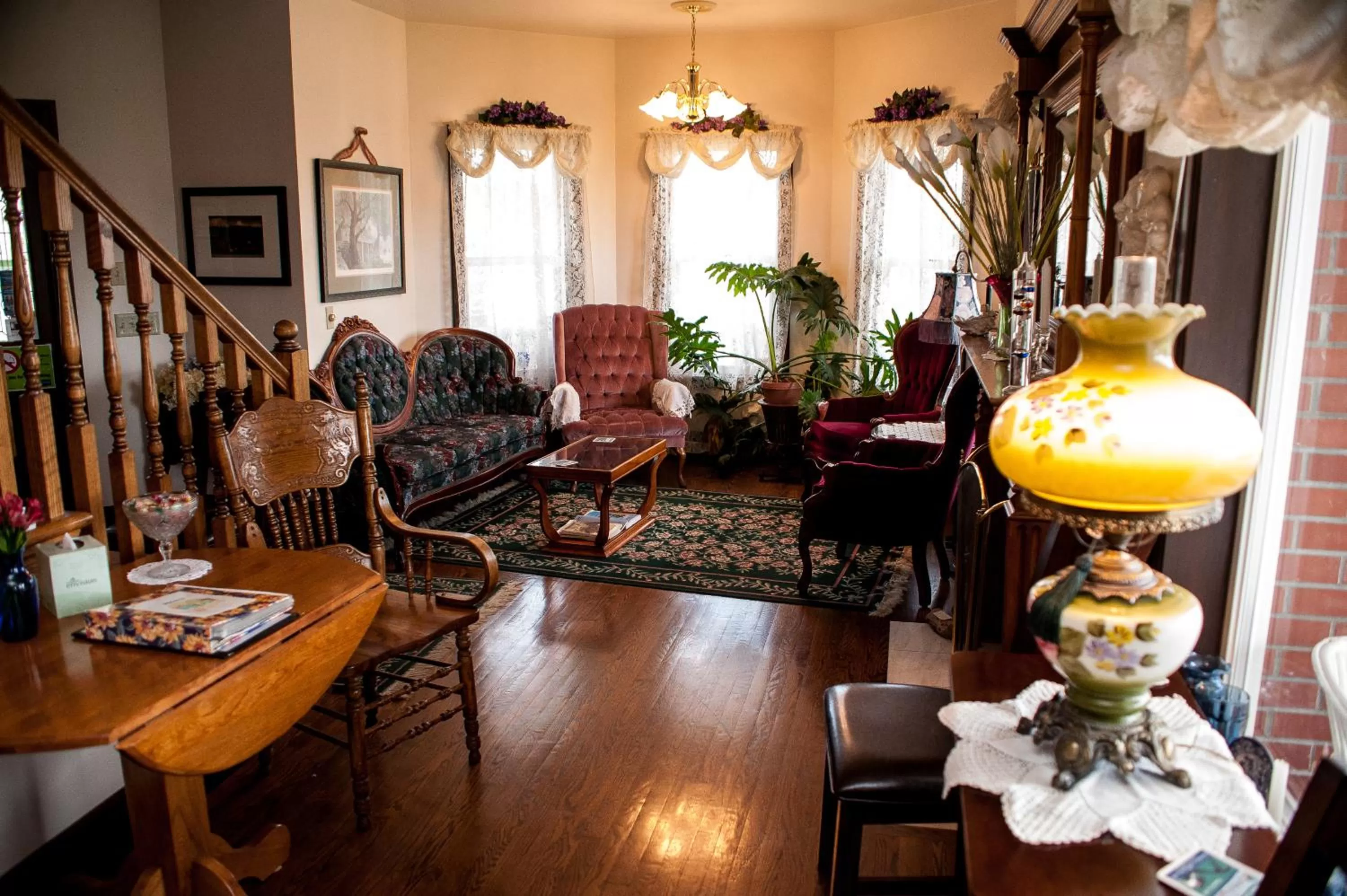 Living room in Anchorage Inn B&B