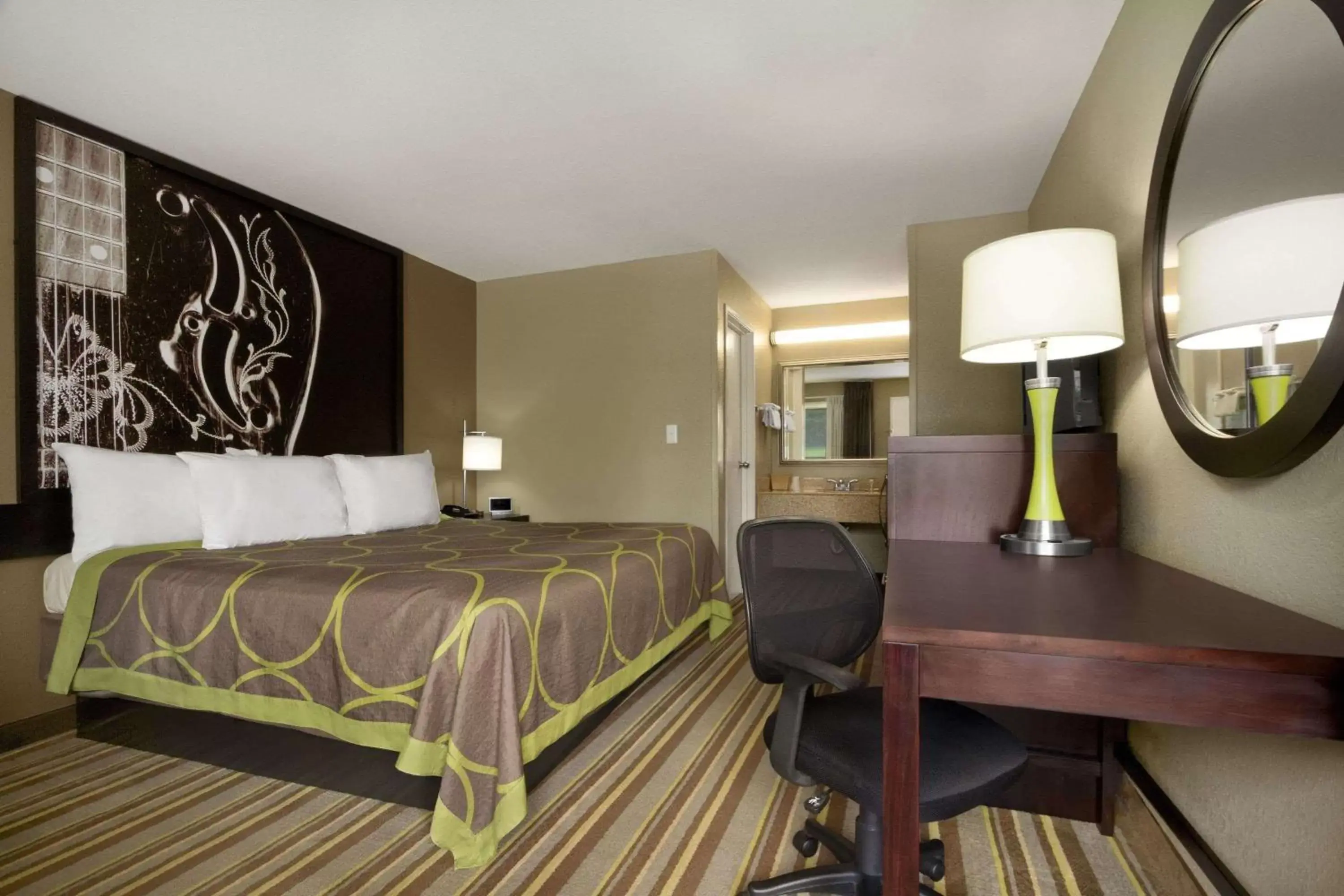 Photo of the whole room, Bed in Super 8 by Wyndham-Tupelo Airport