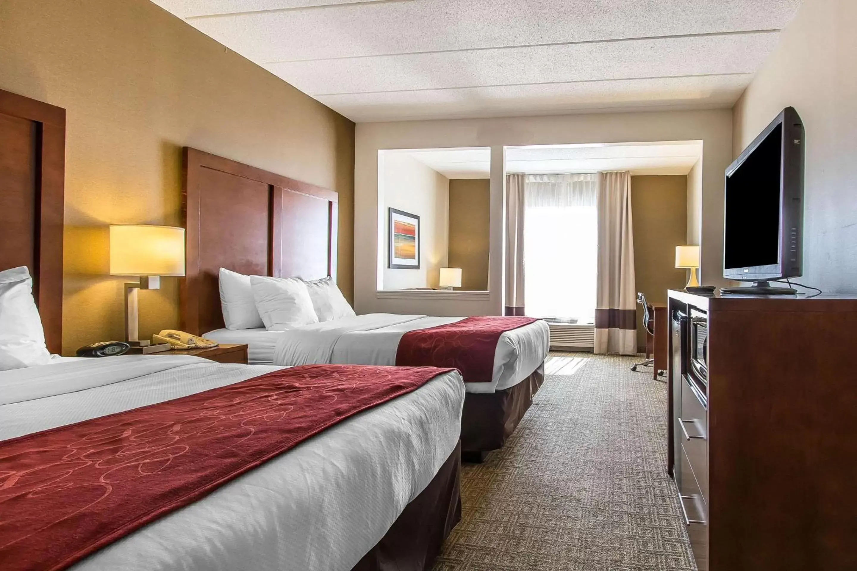 Photo of the whole room, Bed in Comfort Suites Richmond