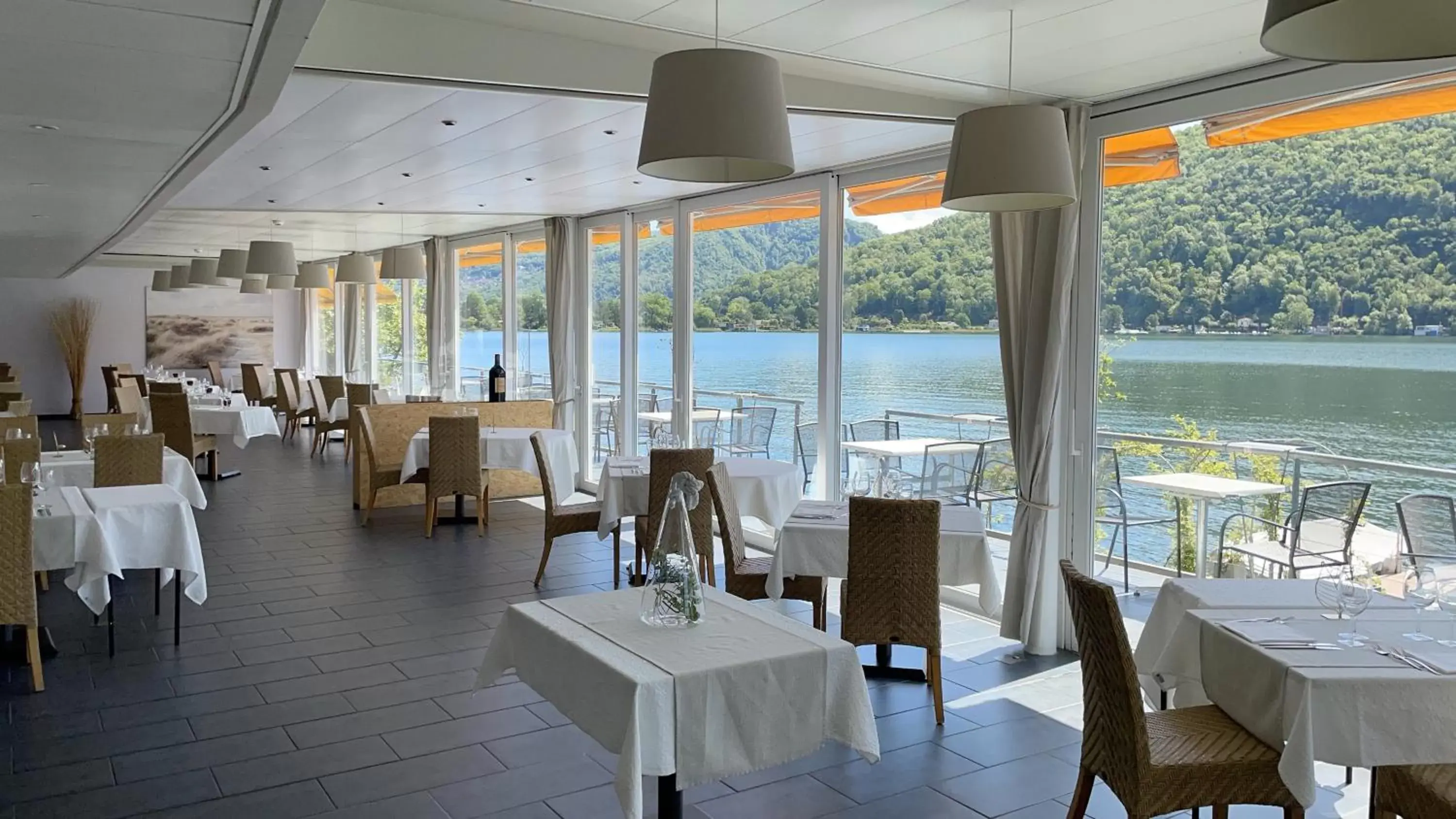 Restaurant/Places to Eat in Tresa Bay Hotel