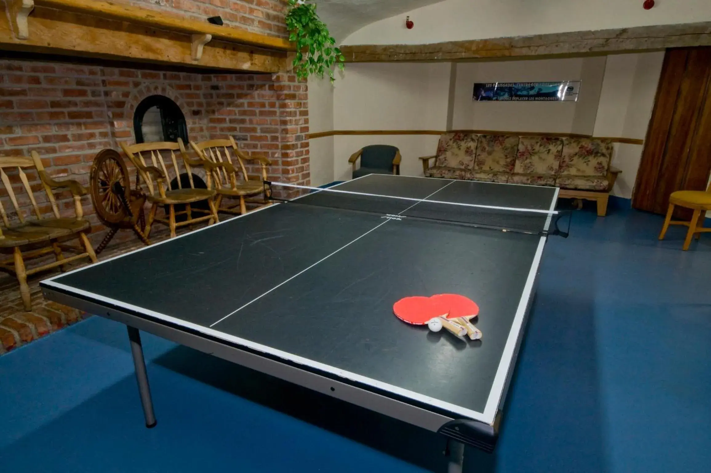 Communal lounge/ TV room, Table Tennis in Hotel Tadoussac