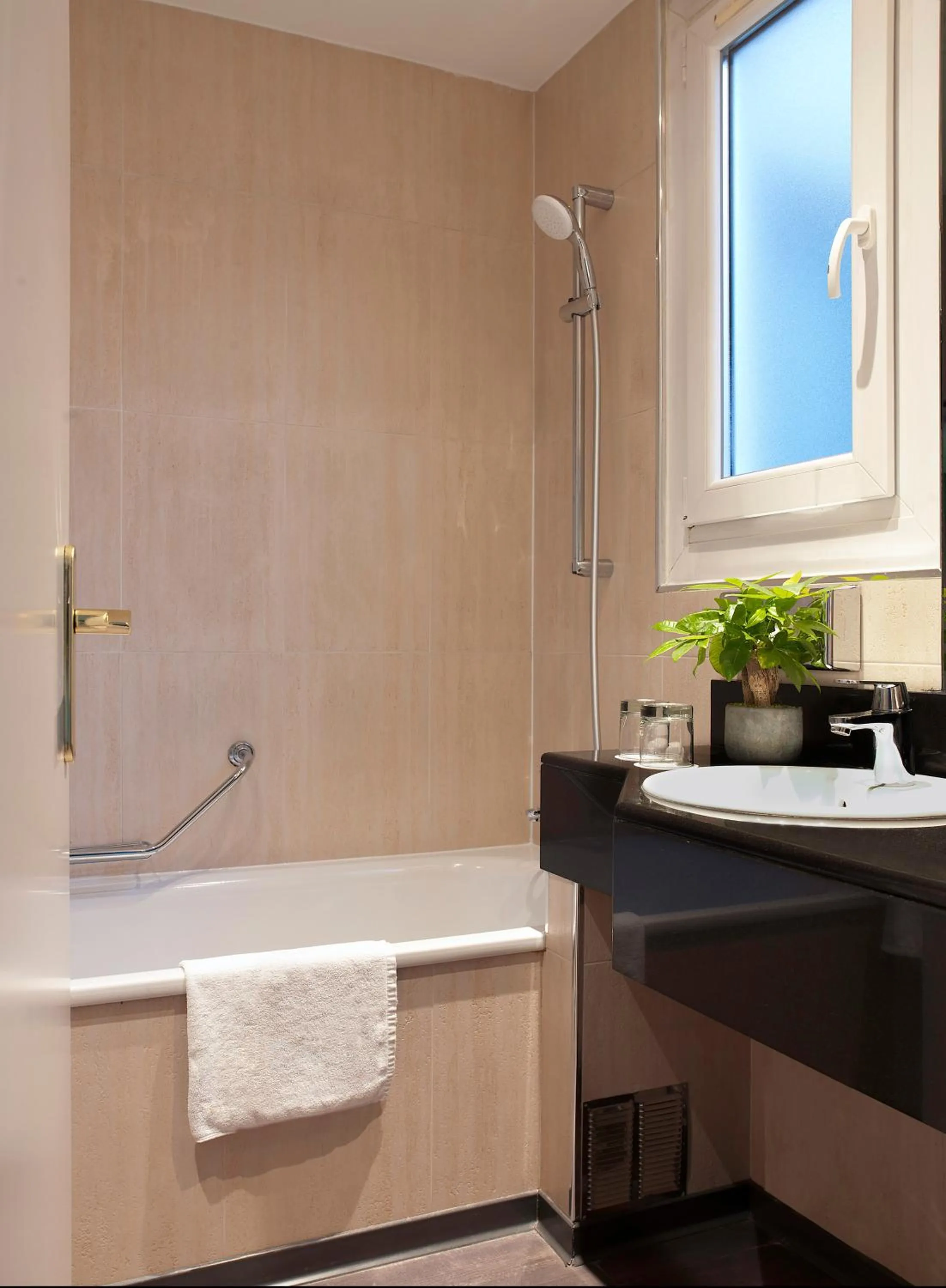 Bathroom in Hotel Paris Opera Affiliated by Meliá