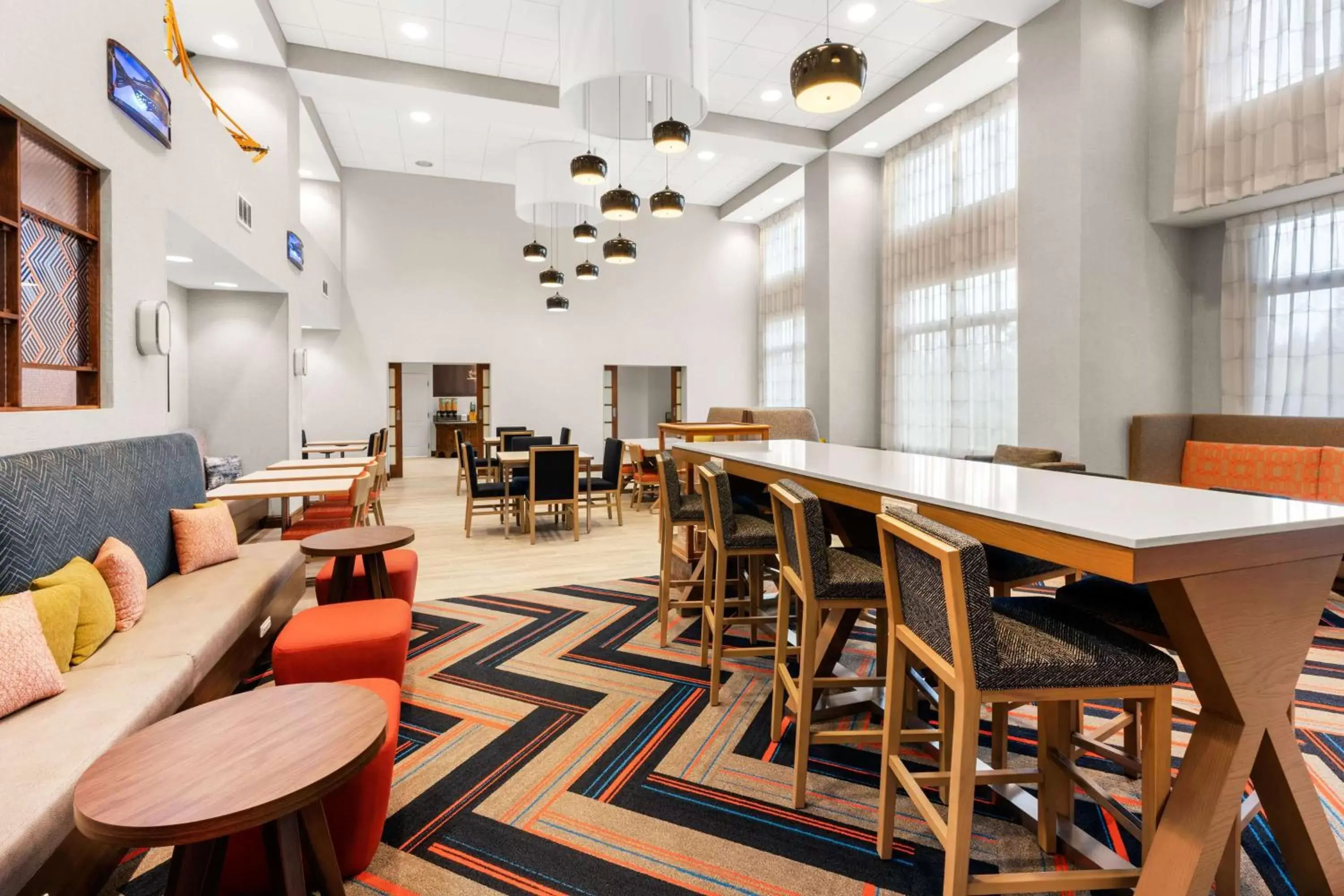 Lobby or reception, Lounge/Bar in Hampton Inn & Suites Fairbanks