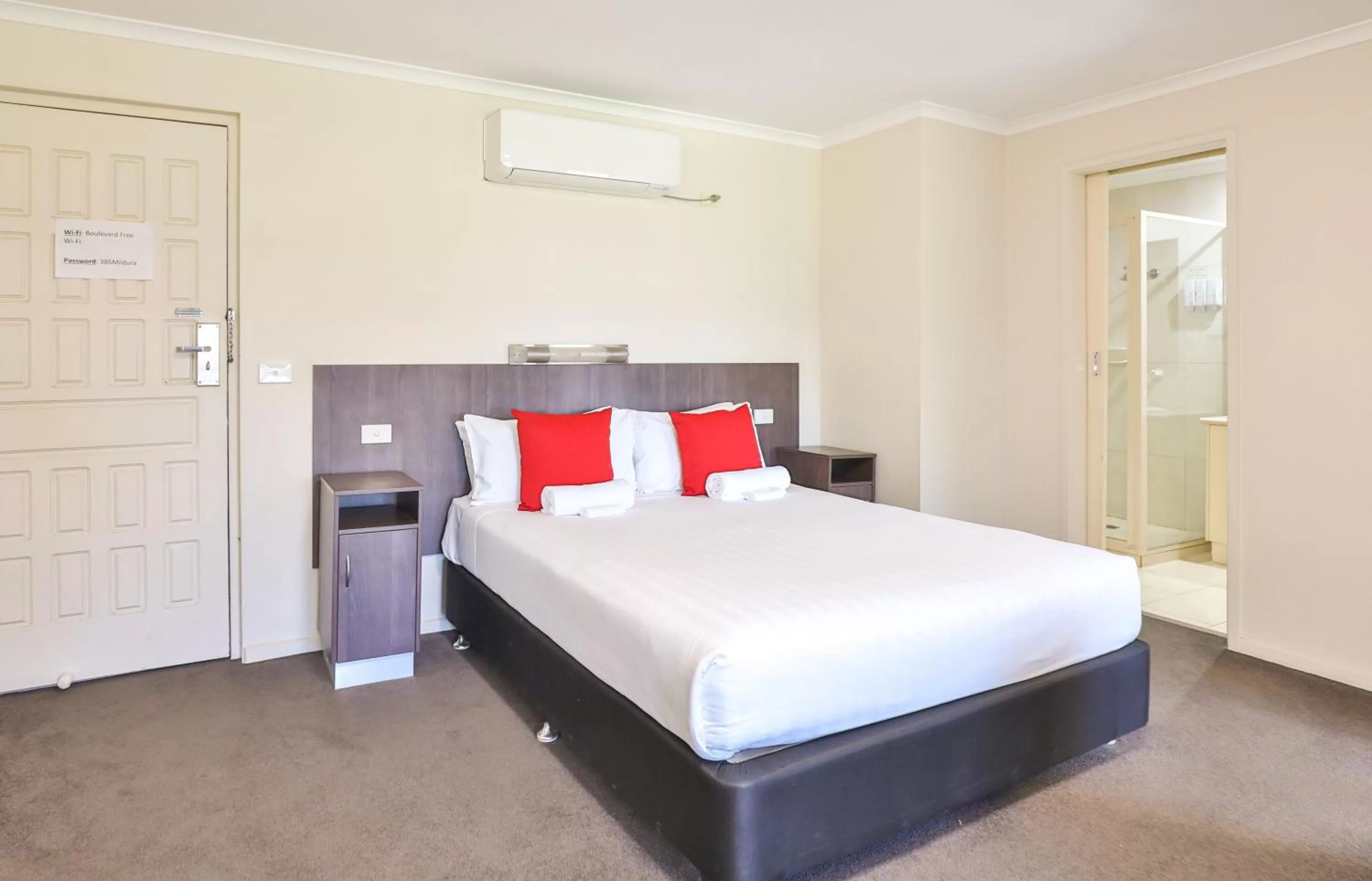 Bed in Boulevard Motor Inn Mildura