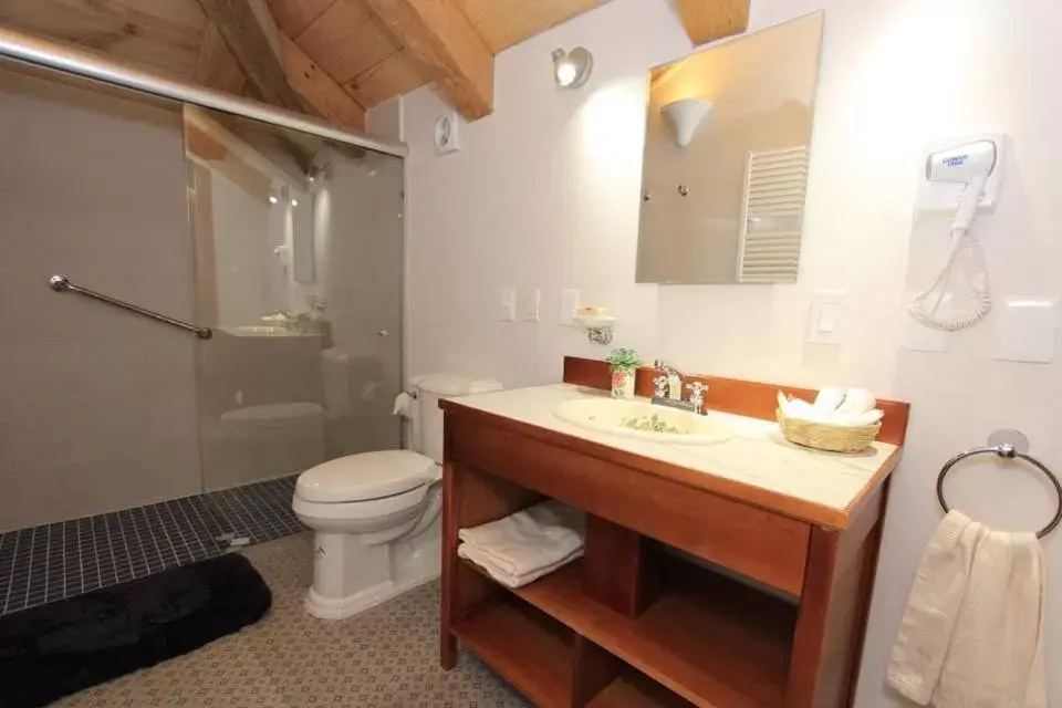 Shower, Bathroom in Hotel Casa de Familia de San Cristobal