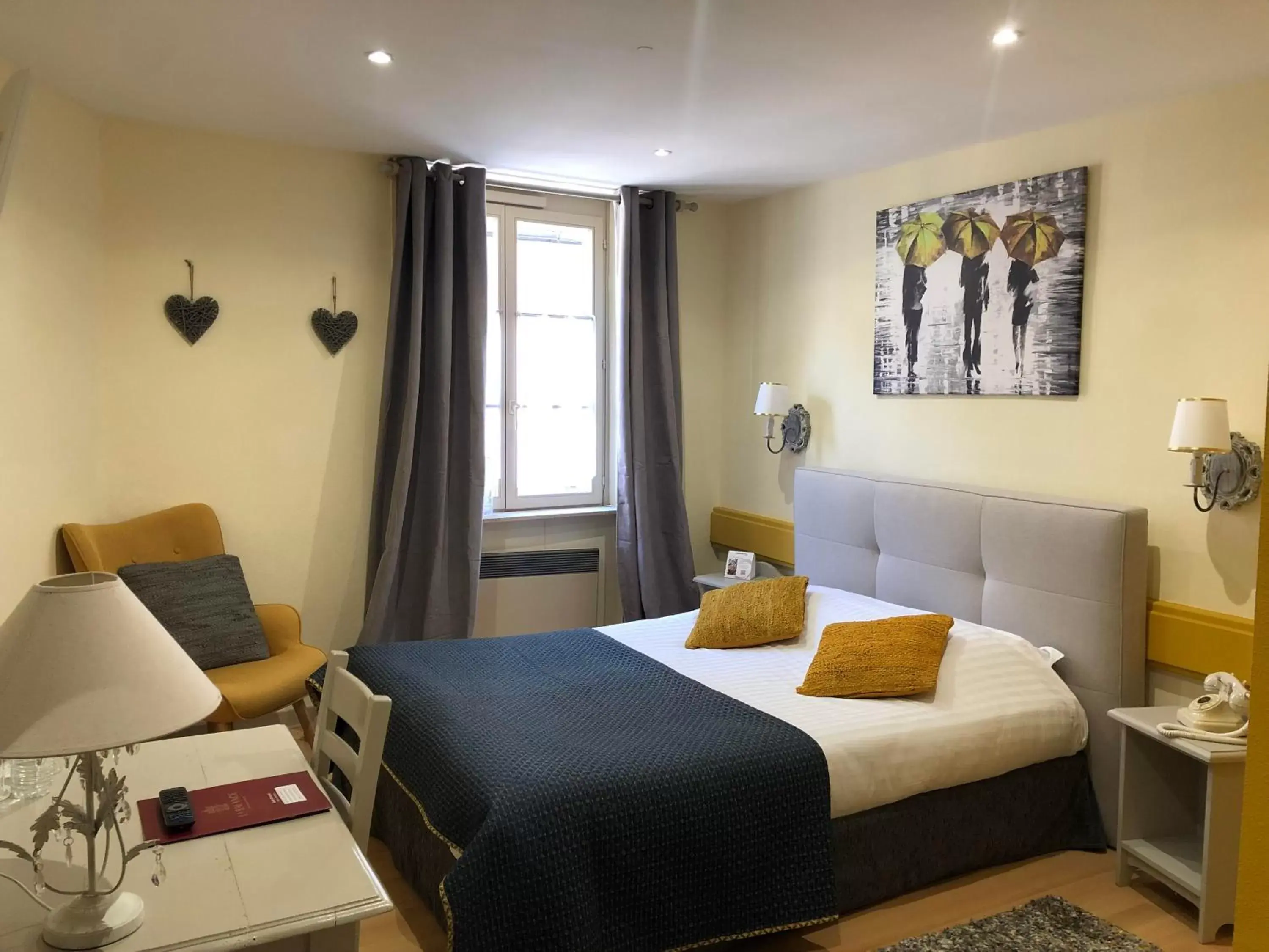 Bedroom, Bed in The Originals City, Hôtel de la Balance, Montbéliard