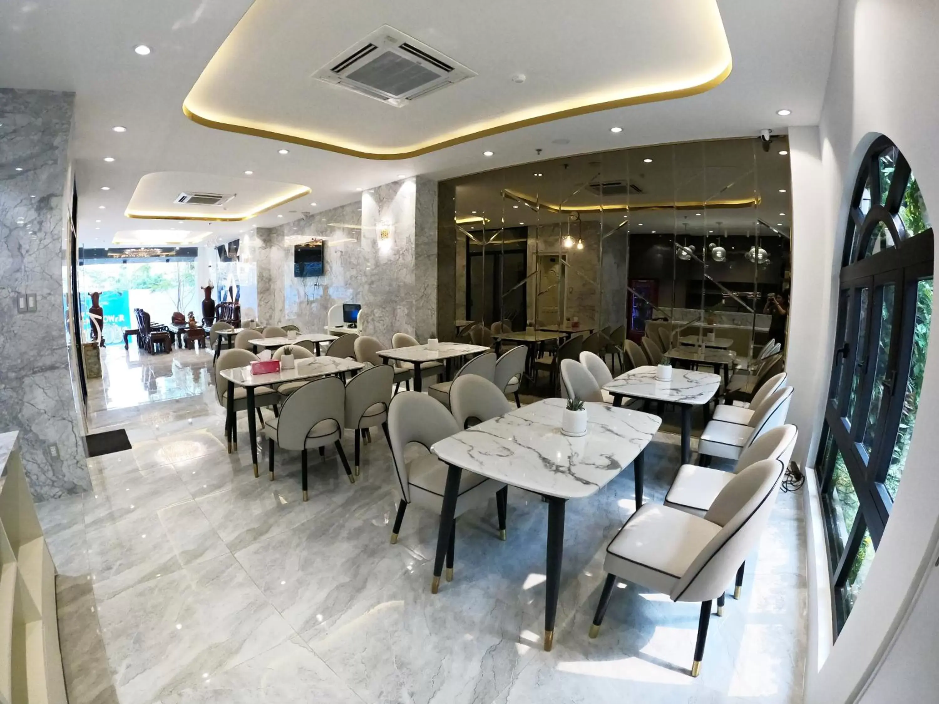 Restaurant/places to eat in Dinh Phat Hotel Restaurant/places to eat in Dinh Phat Hotel