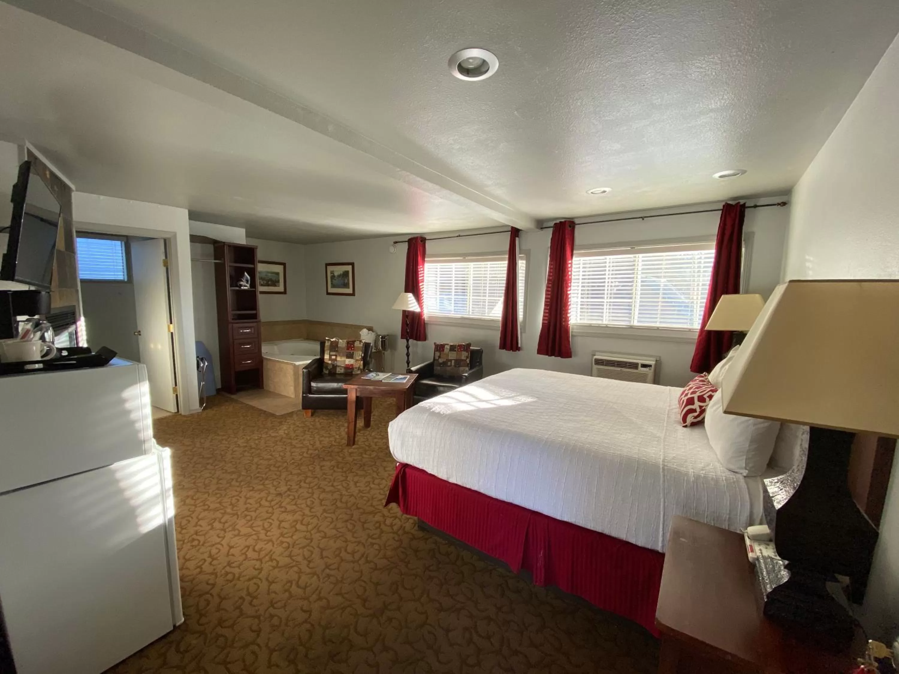 Photo of the whole room, Bed in Secrets Inn Lake Tahoe