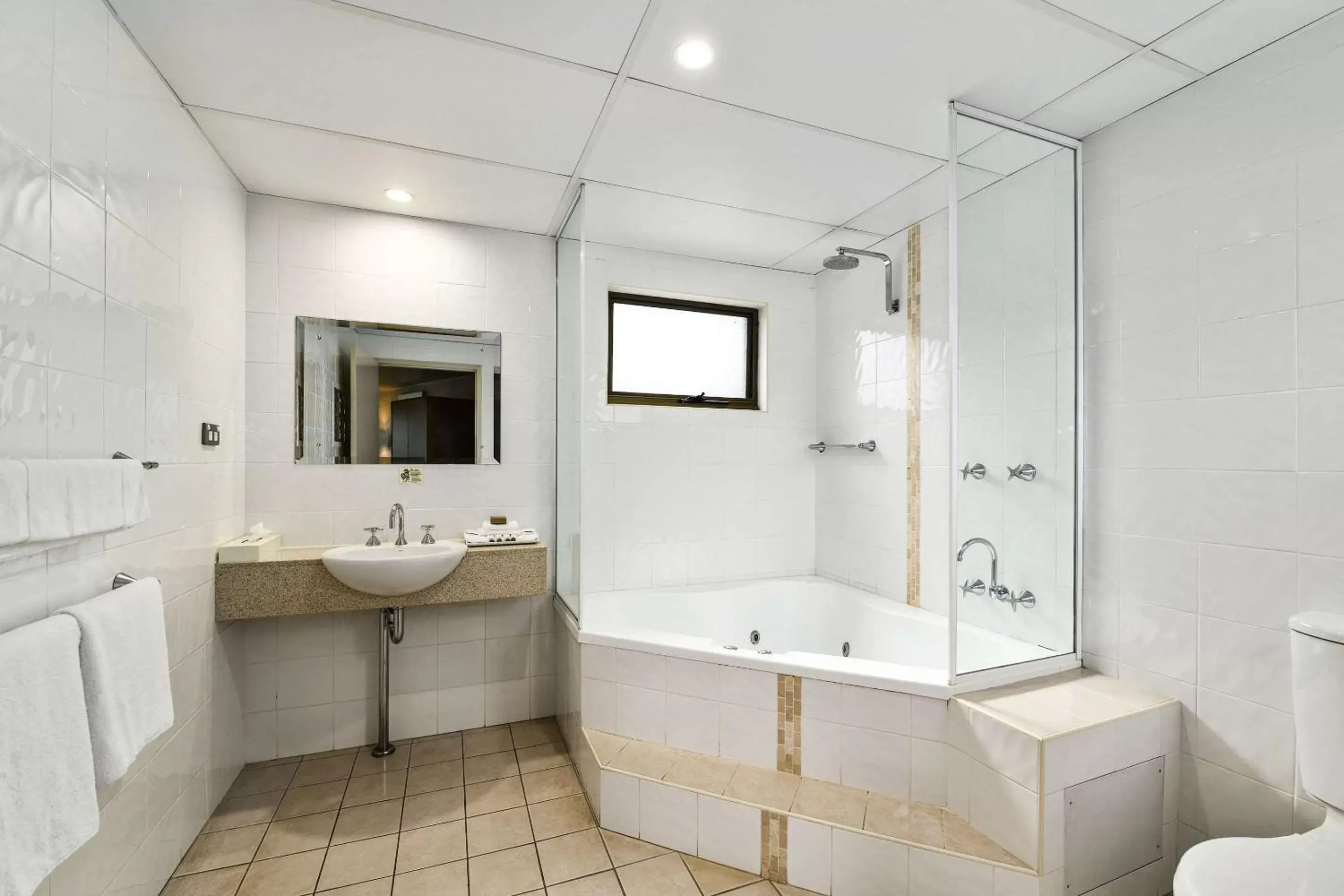Photo of the whole room, Bathroom in Quality Hotel City Centre