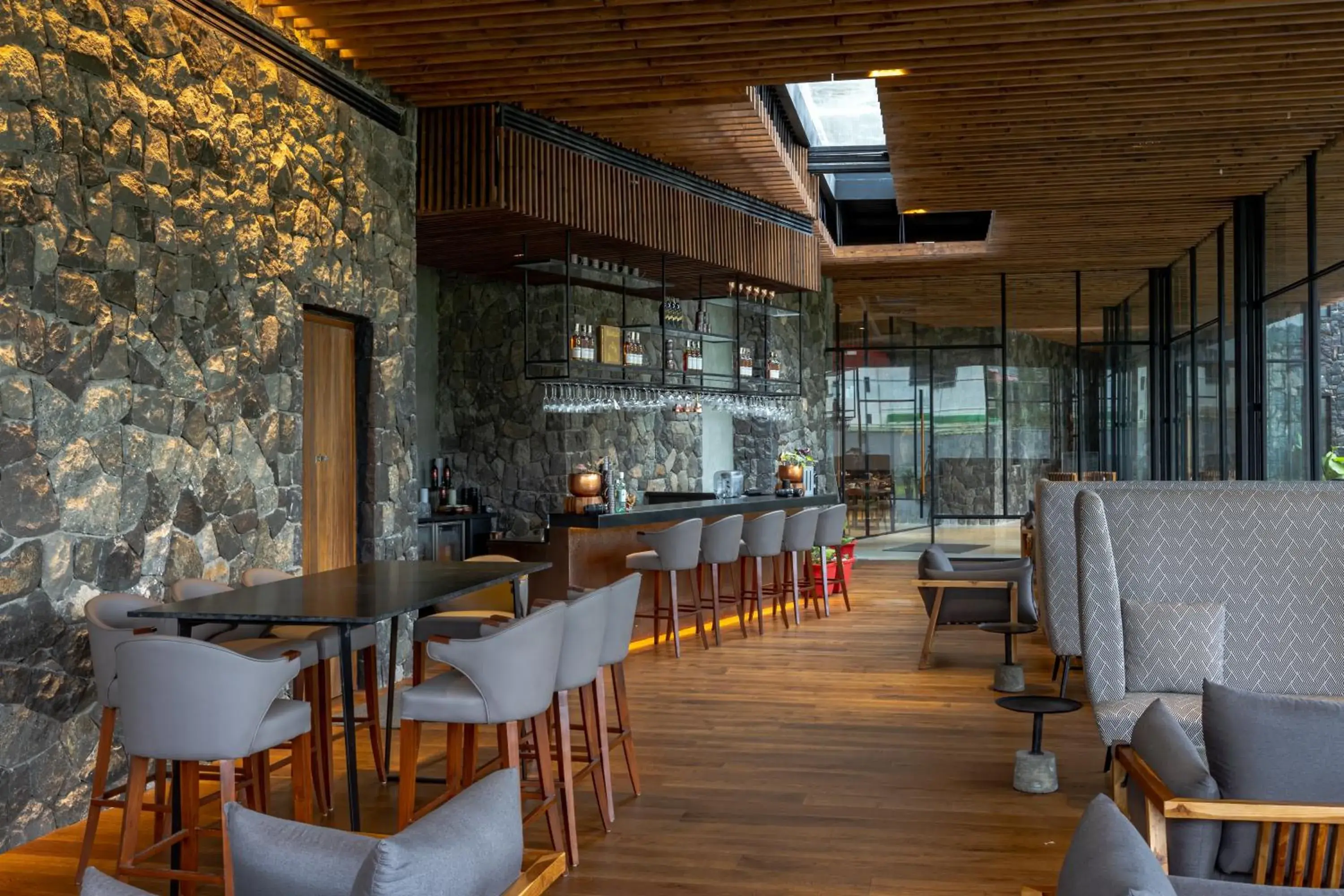 Lounge or bar, Restaurant/Places to Eat in Radisson Resort and Spa Lonavala