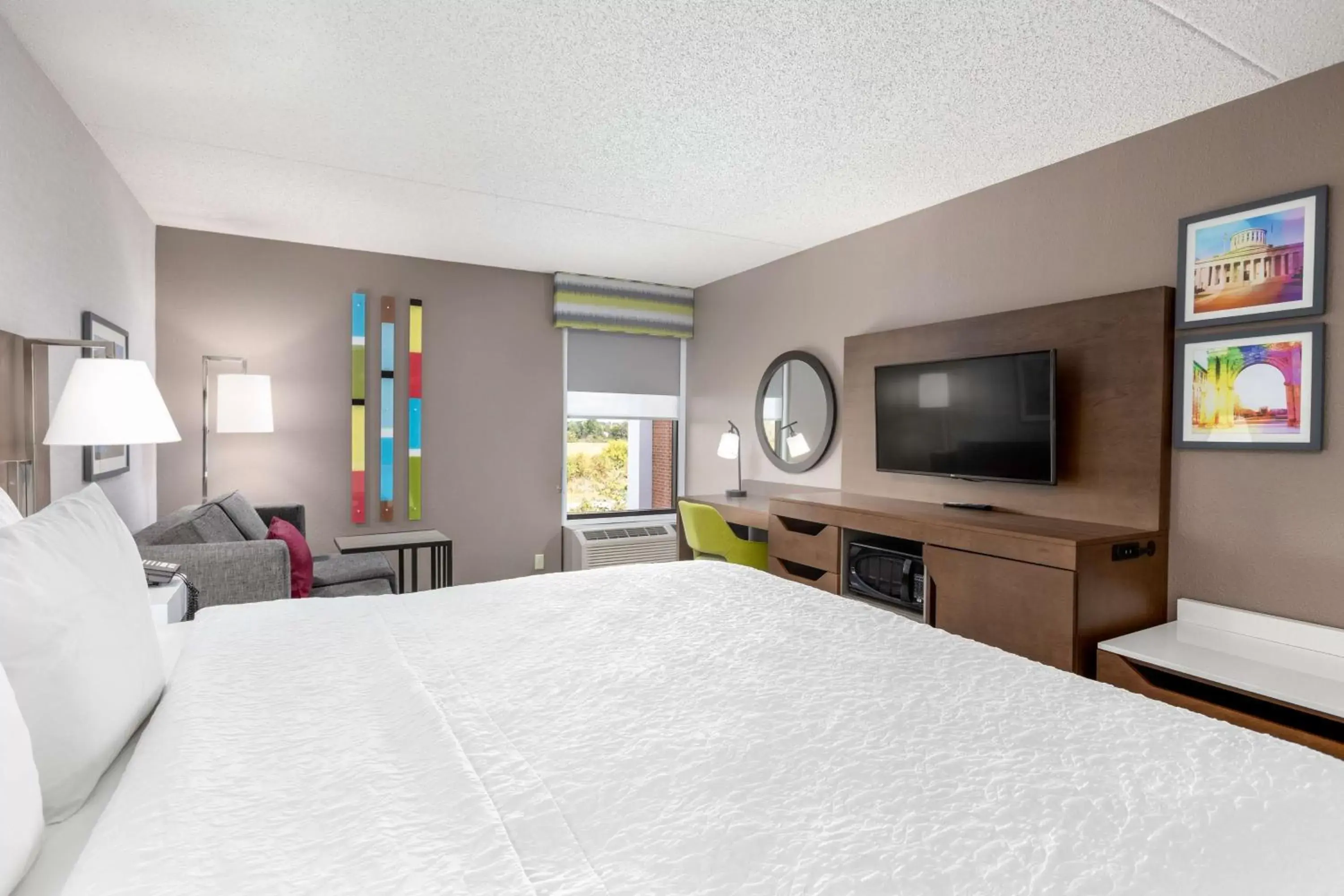 Bedroom, TV/Entertainment Center in Hampton Inn Columbus/Dublin