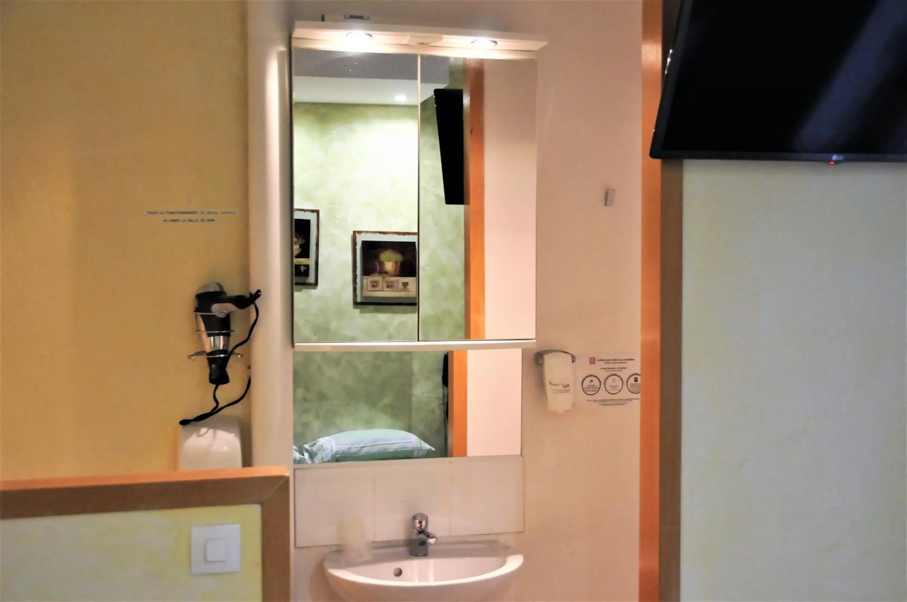 Bathroom, TV/Entertainment Center in Hôtel Saint Jean