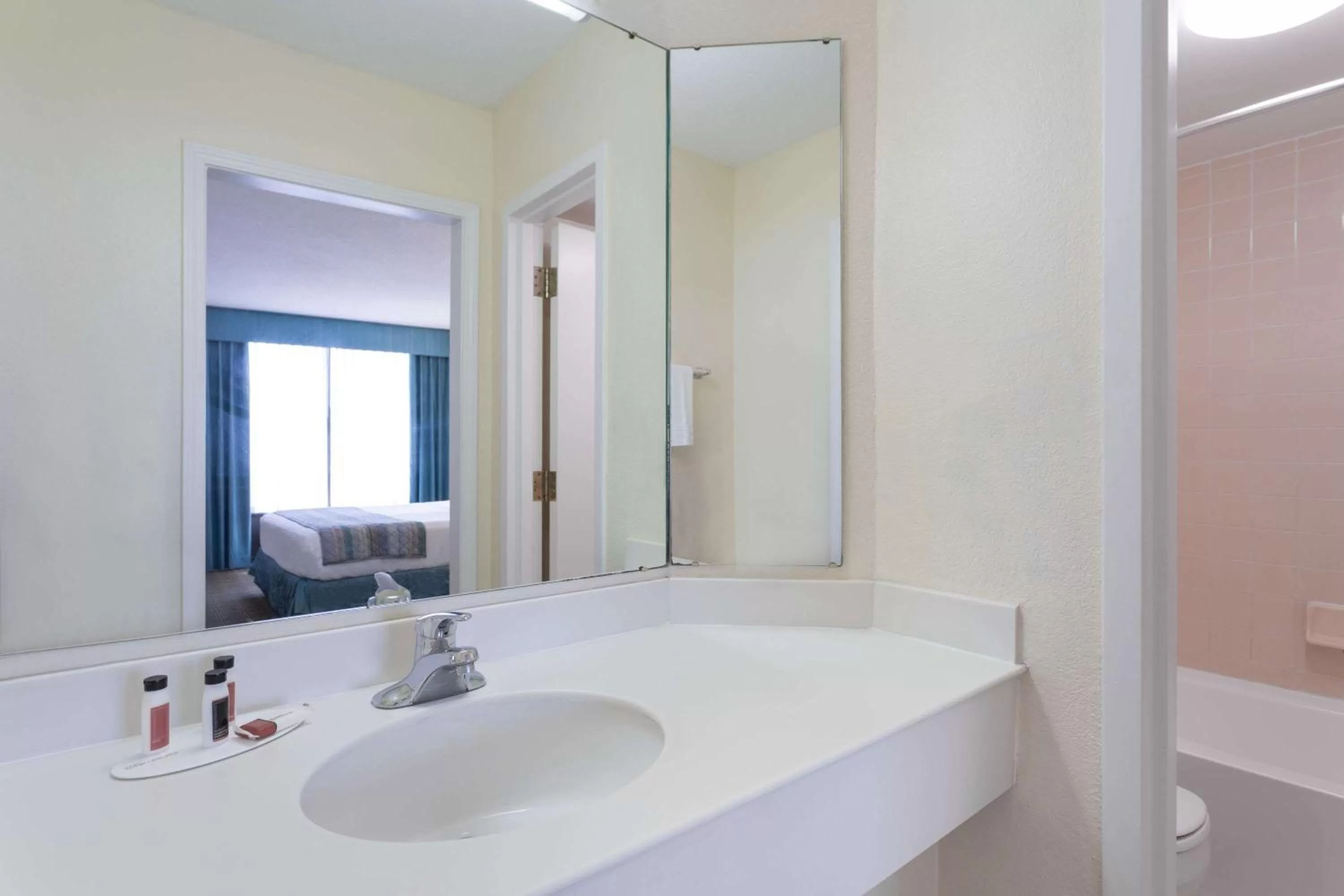 Bathroom in Extended Stay America Suites - Bristol