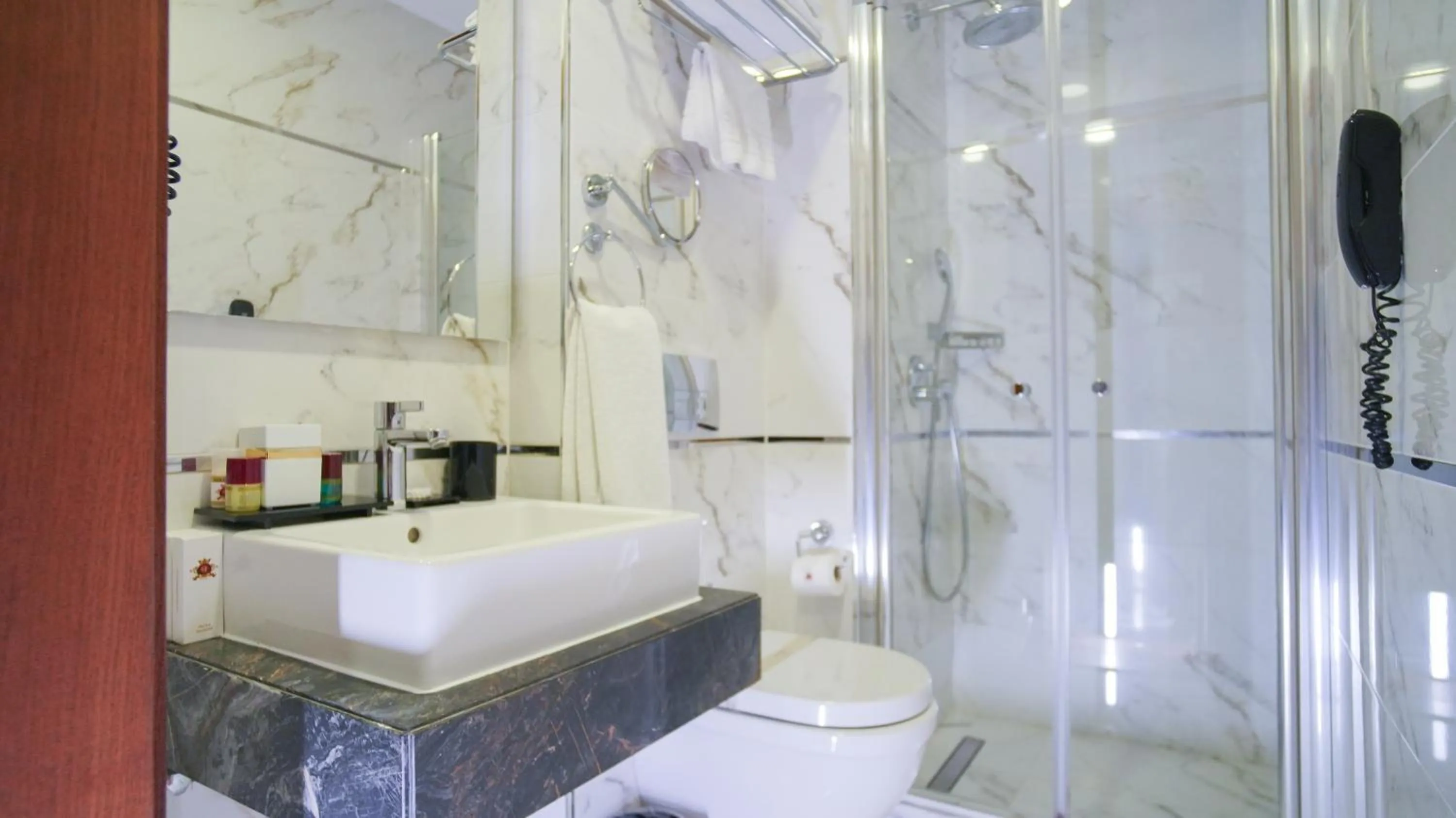 Shower in Dosso Dossi Hotels Old City