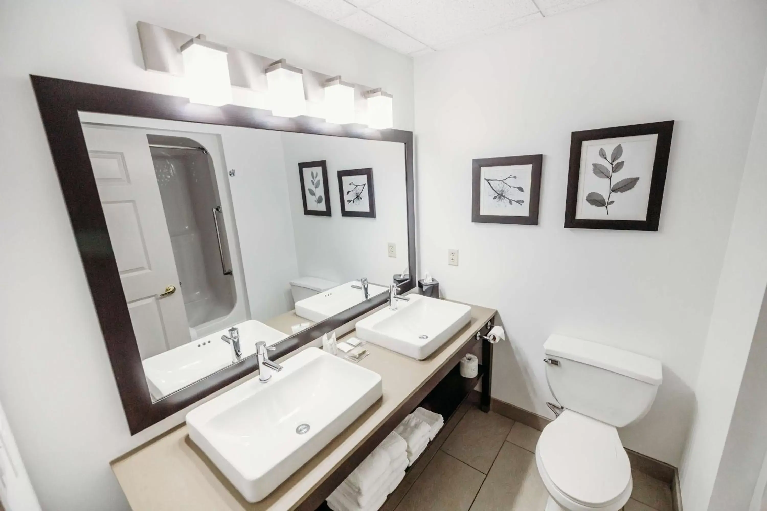 Bathroom in Country Inn & Suites by Radisson, Lancaster (Amish Country), PA