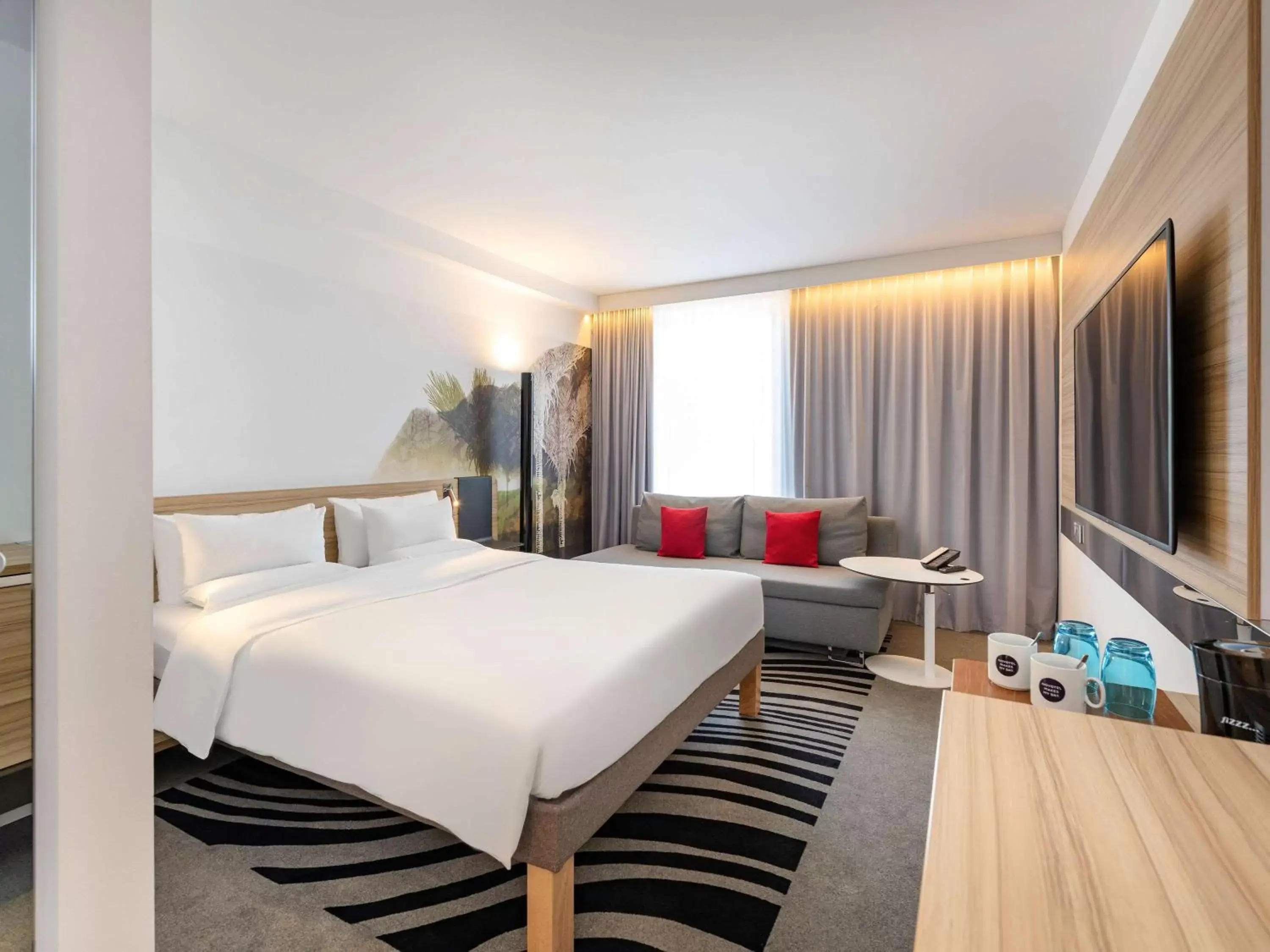 Photo of the whole room, Bed in Novotel Wien Hauptbahnhof