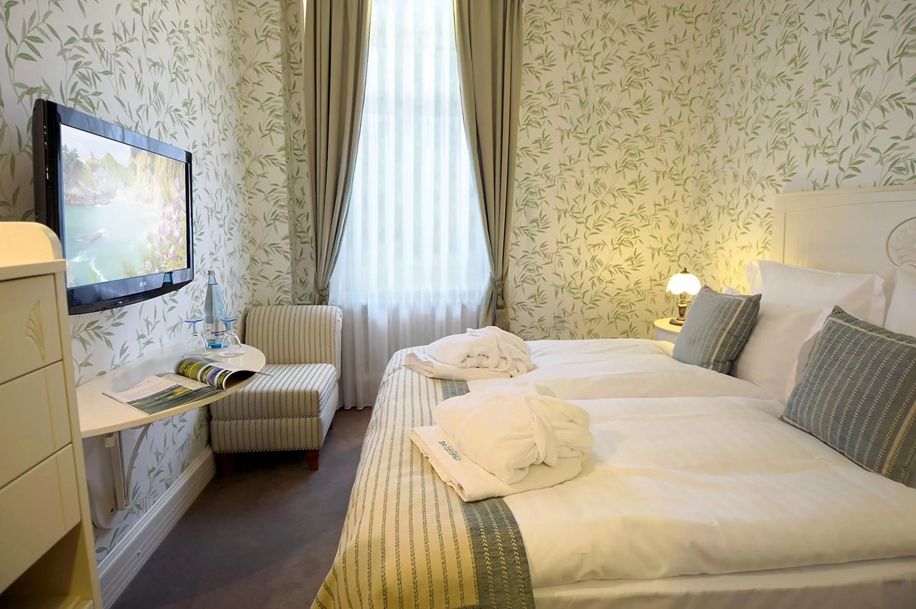 Photo of the whole room, Bed in Das Palmenwald Schwarzwaldhof, BW Signature Collection