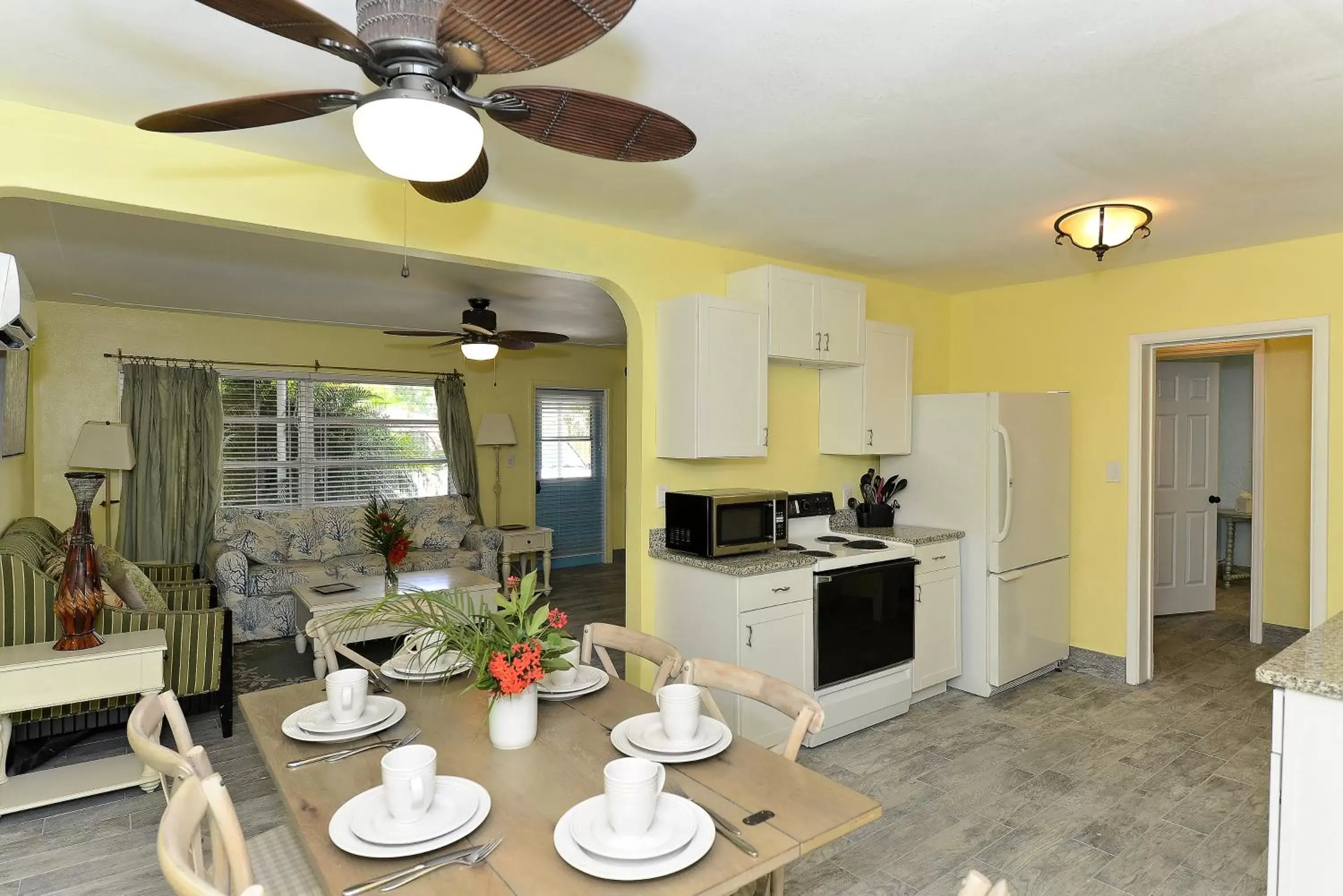 Kitchen or kitchenette, Kitchen/Kitchenette in Siesta Key Palms Resort