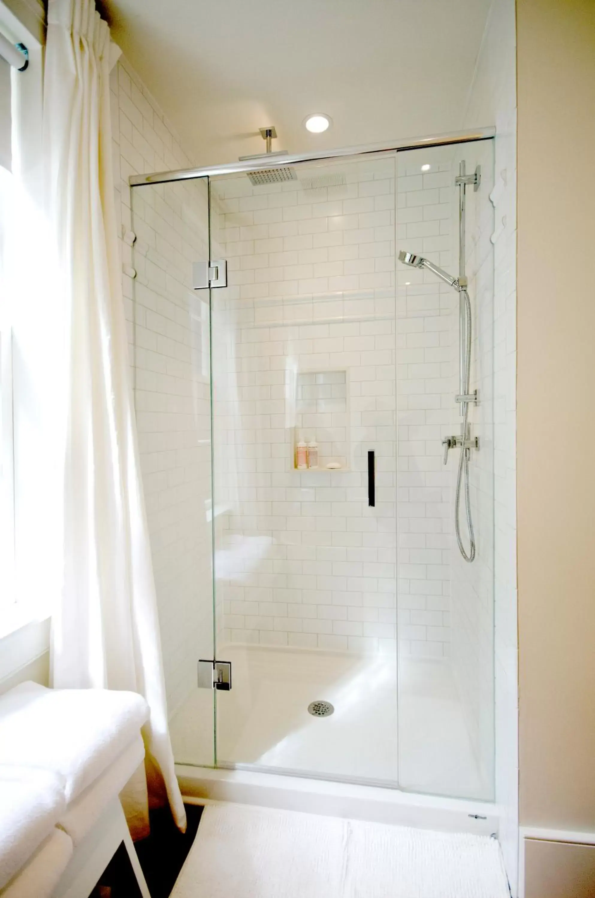 Shower, Bathroom in Woodbourne Inn