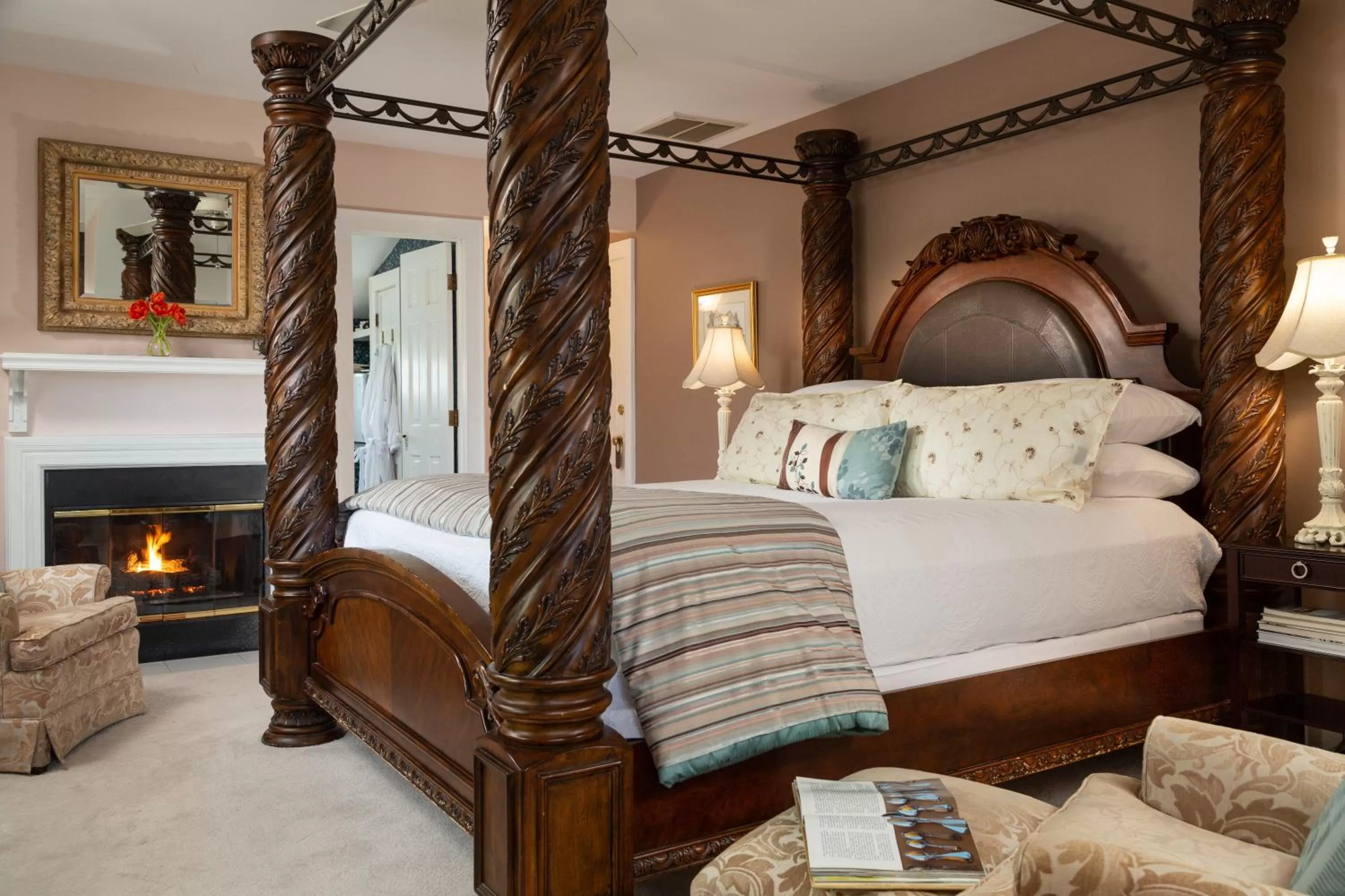 Bed in White Doe Inn Bed & Breakfast