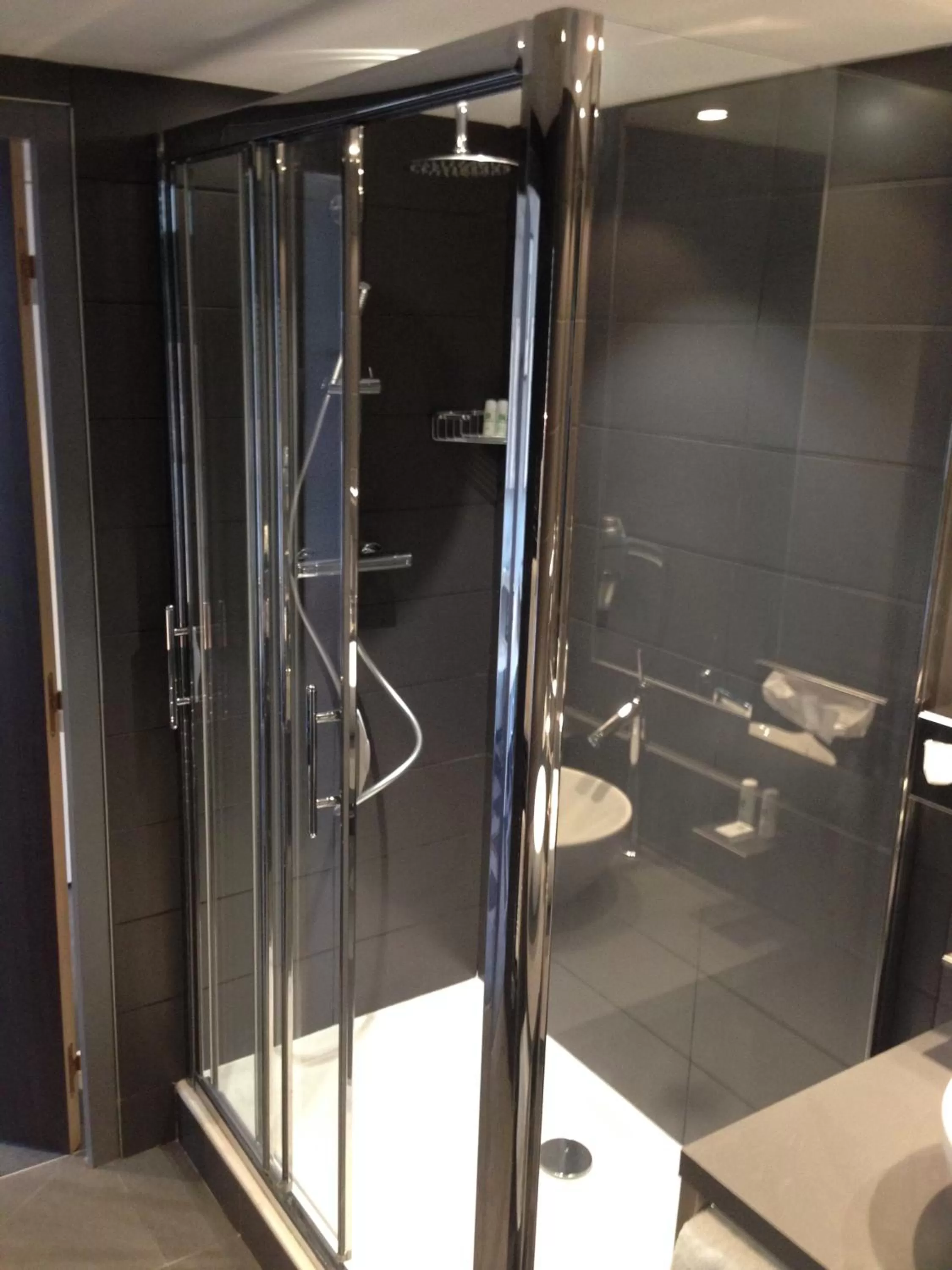 Shower in Holiday Inn Dijon Toison D'or by IHG