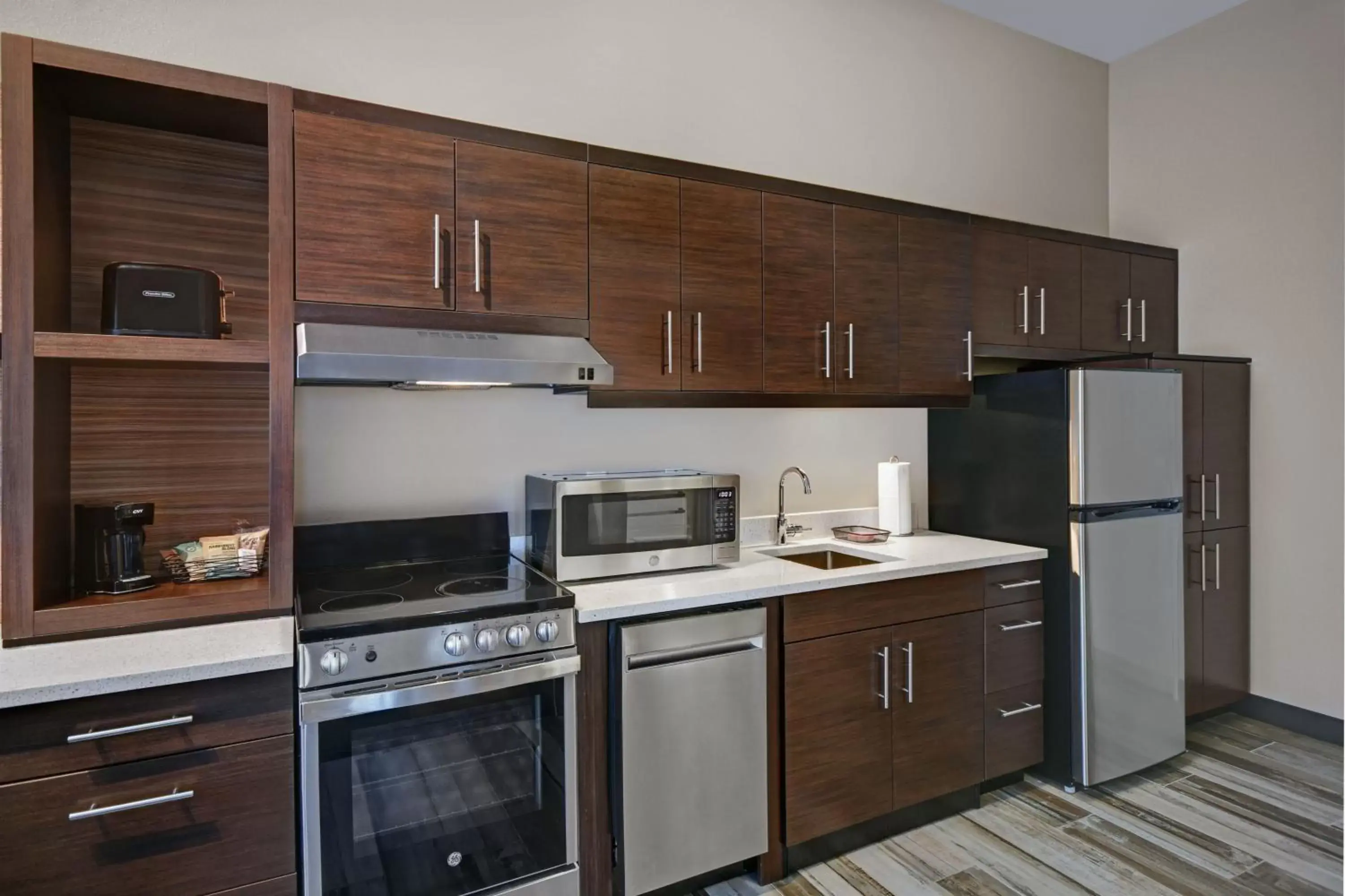 Kitchen or kitchenette, Kitchen/Kitchenette in TownePlace Suites by Marriott Grand Rapids Wyoming