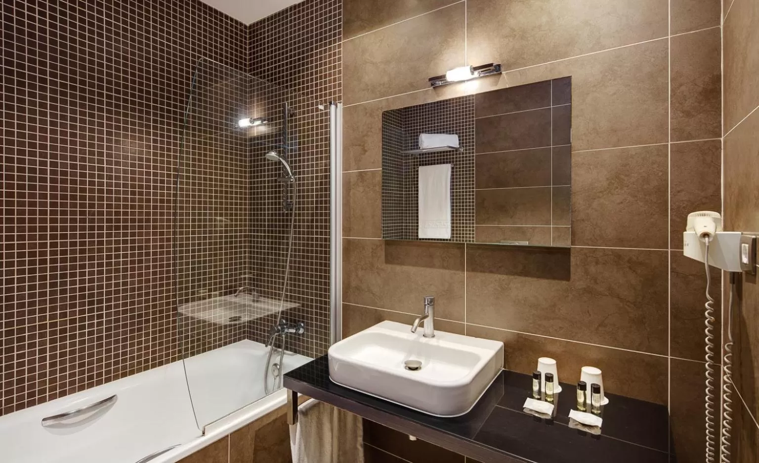 Toilet in Sercotel Plaza Feria