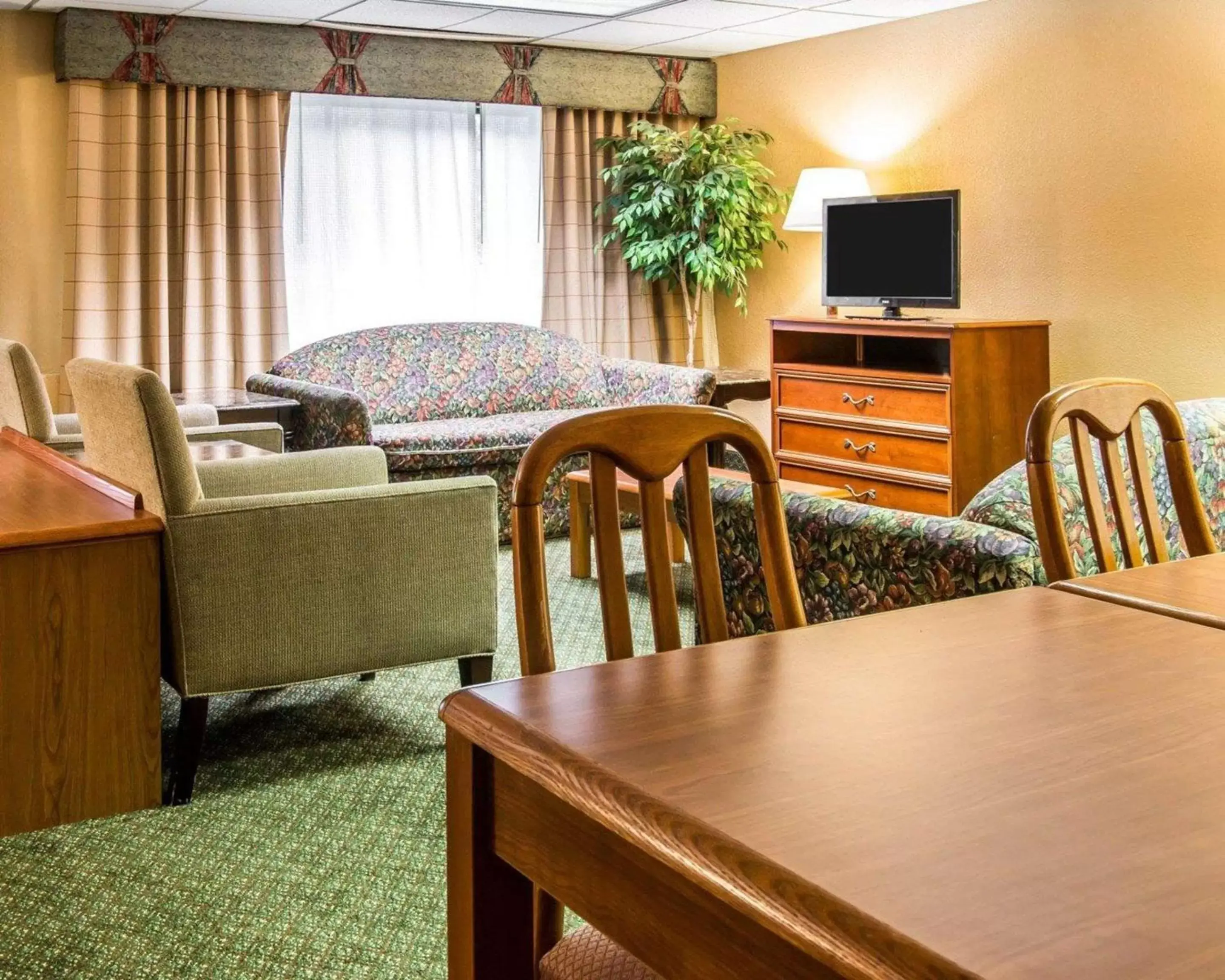 Photo of the whole room, Seating Area in Quality Inn Southfield