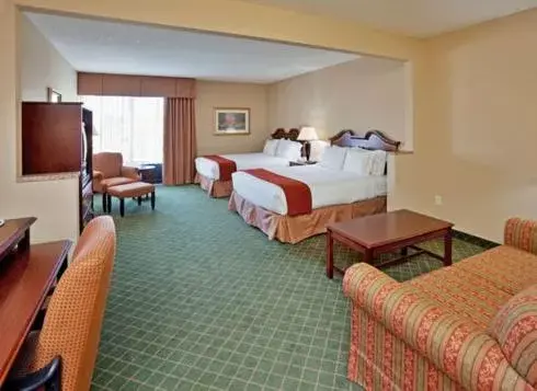 Queen Suite - Non-Smoking in Holiday Inn Express Hotel & Suites Cape Girardeau I-55, an IHG Hotel