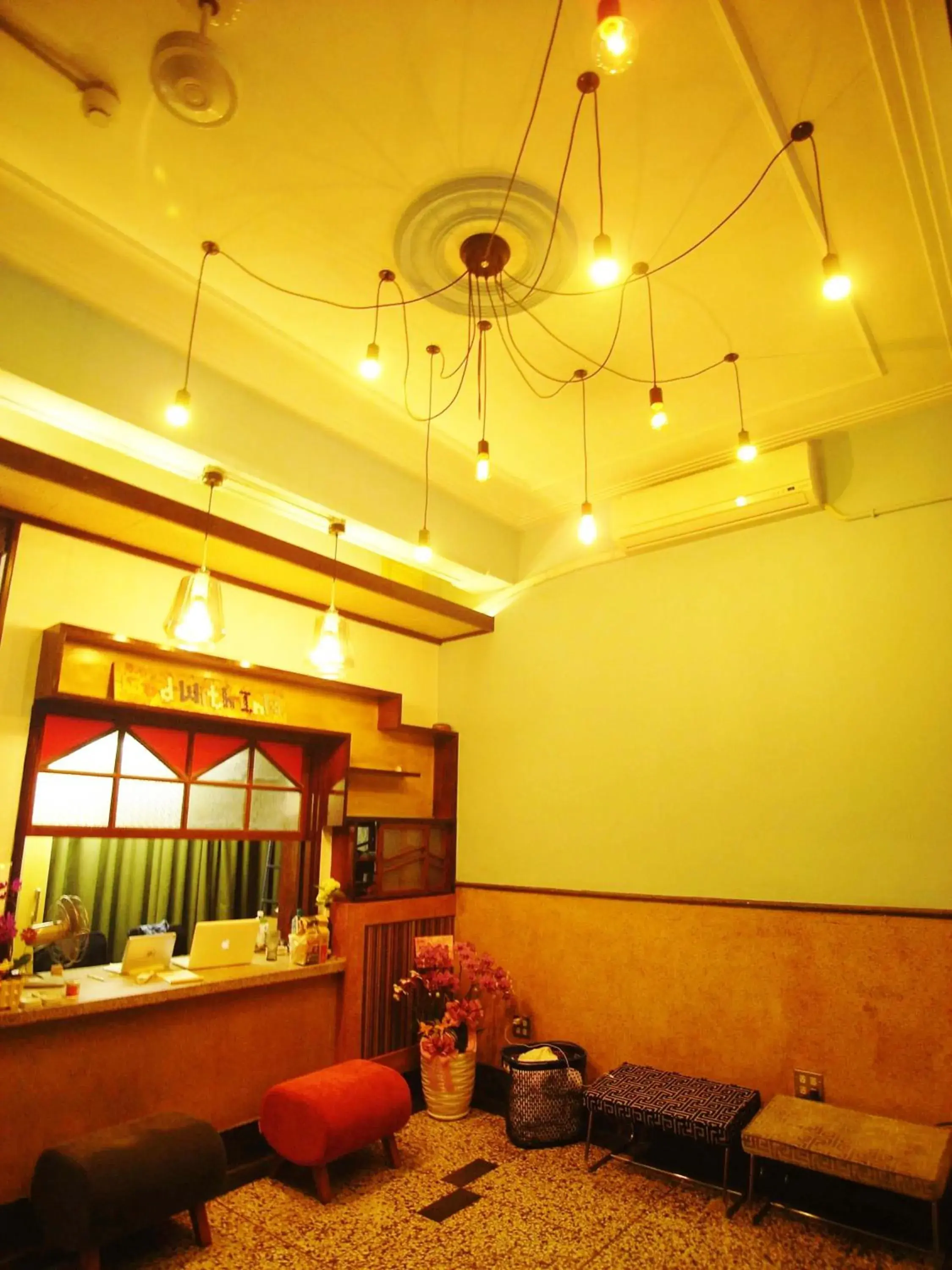 Lobby or reception, Lounge/Bar in With Inn Hostel