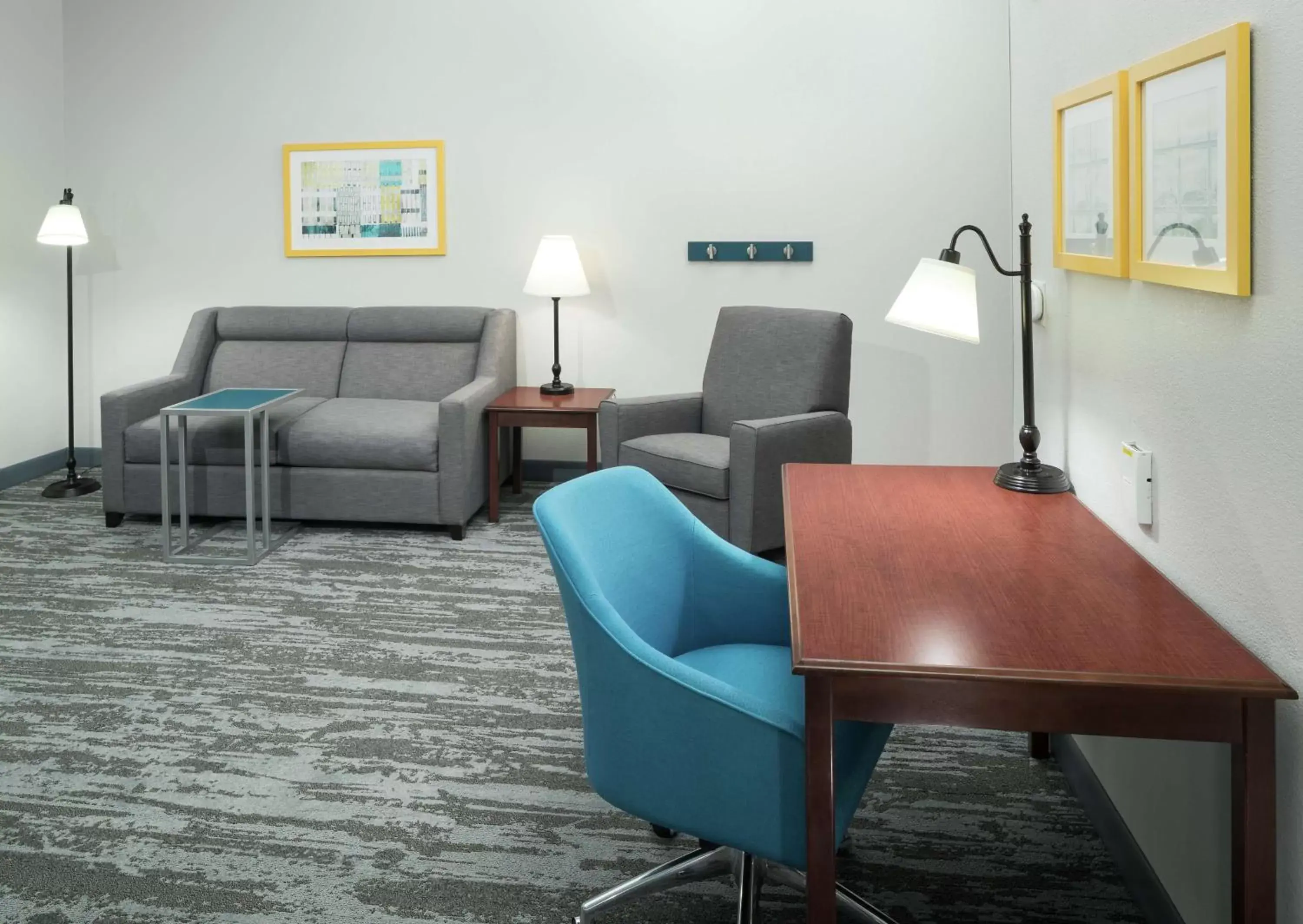 Bedroom, Seating Area in Hampton Inn & Suites Rochester-North