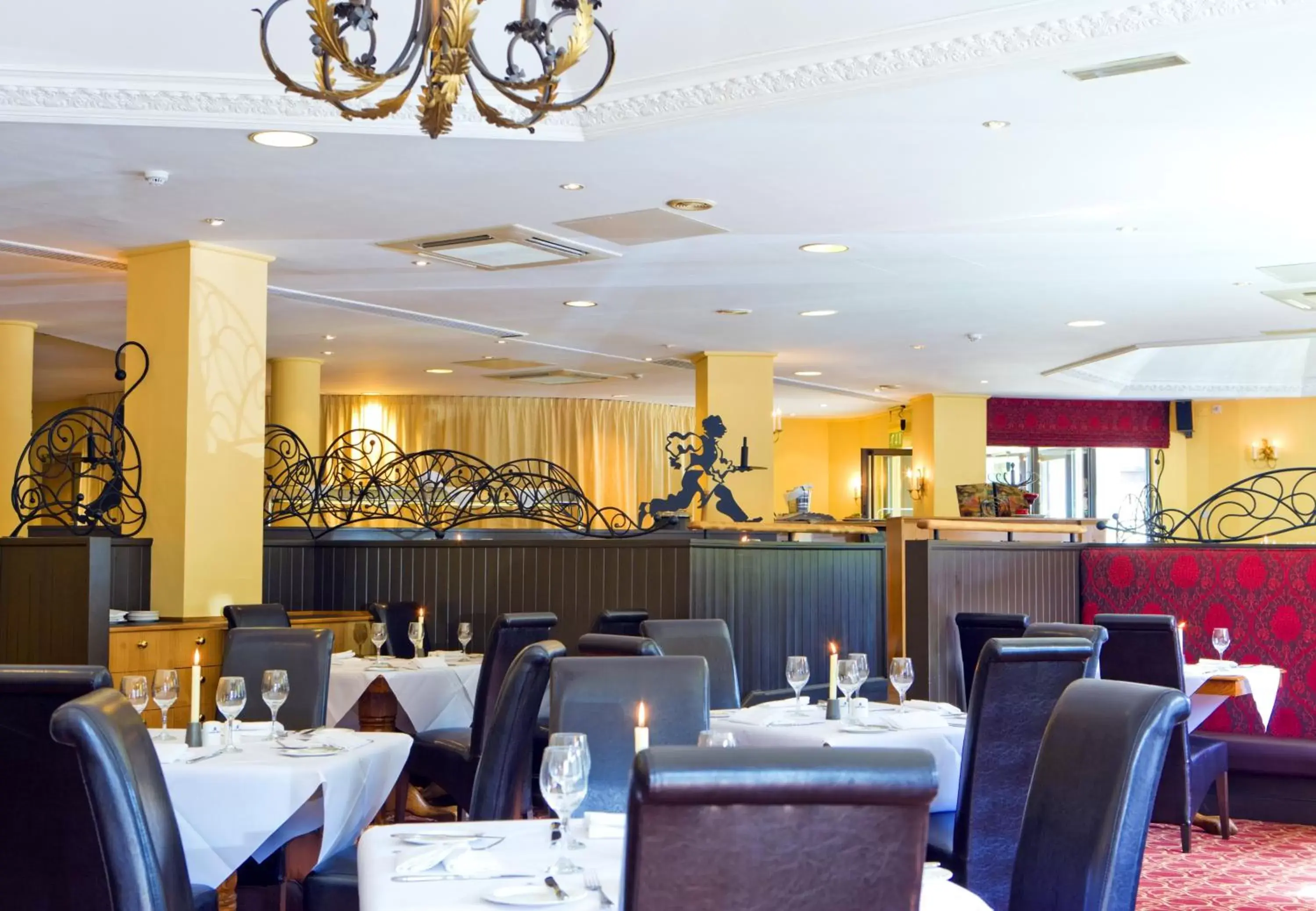 Lounge or bar, Restaurant/Places to Eat in Holiday Inn Glasgow - East Kilbride, an IHG Hotel