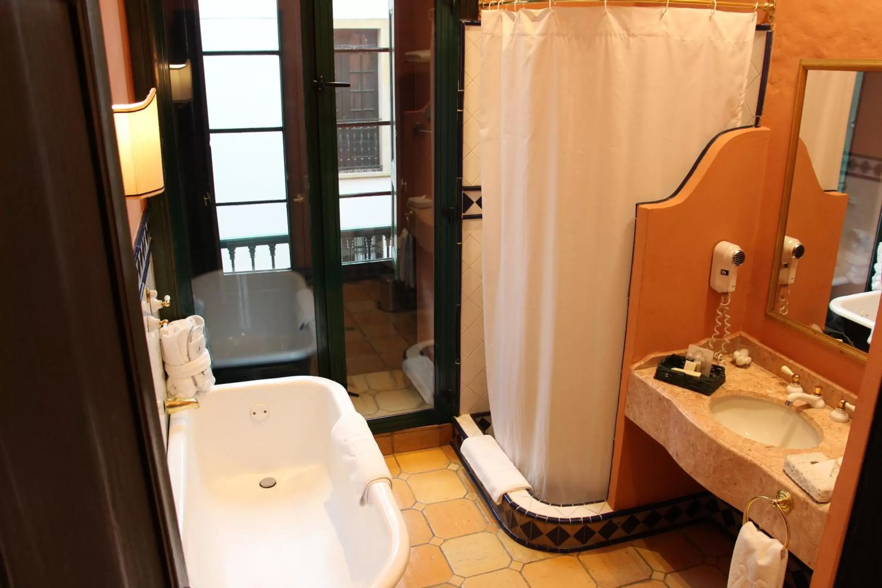 Bathroom in Hotel De La Opera