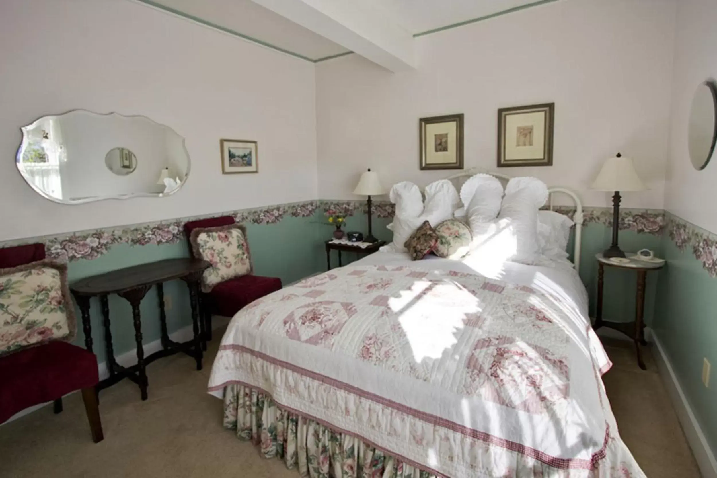 Bedroom, Bed in Headlands Inn Bed and Breakfast