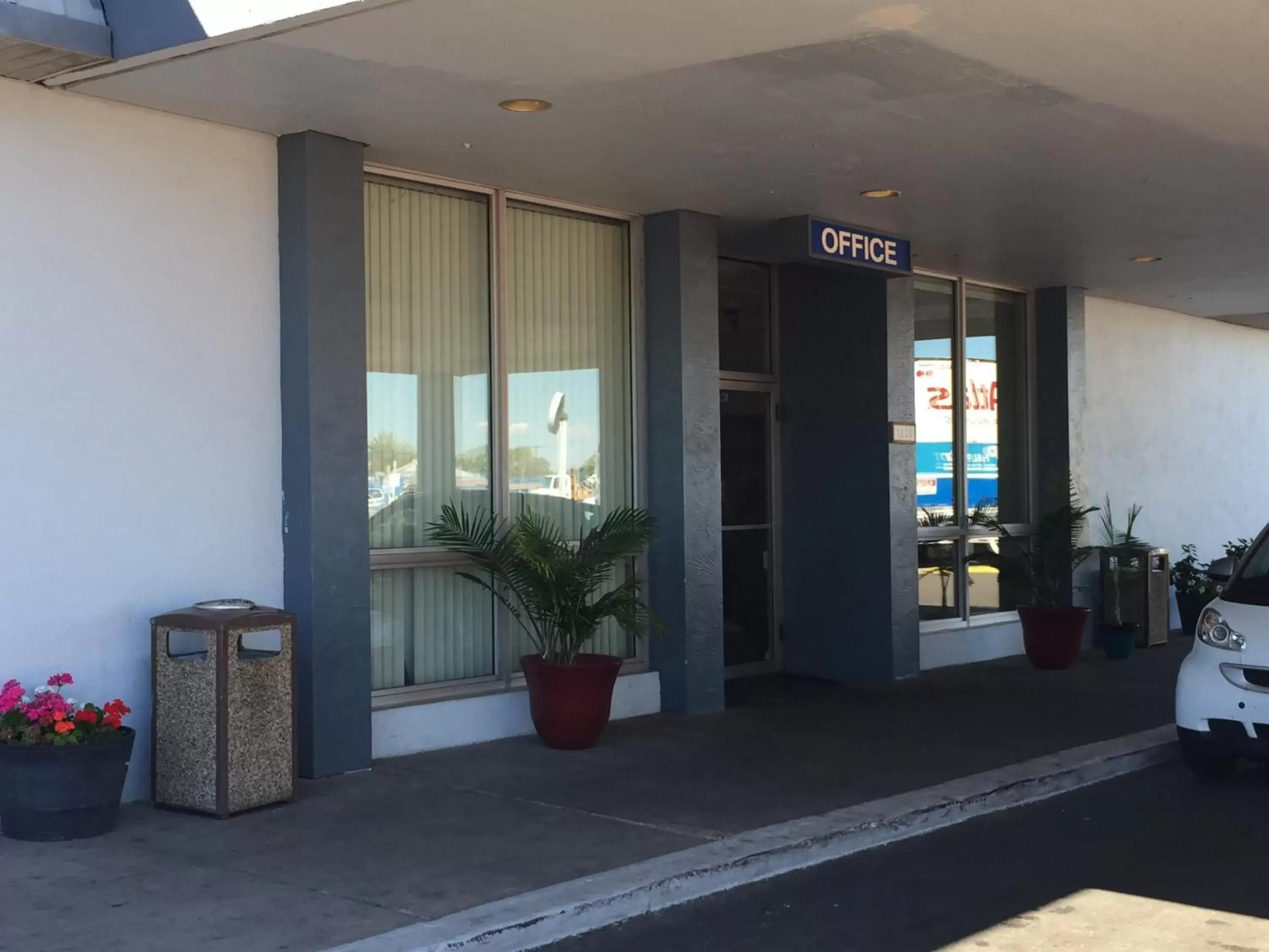 Facade/entrance in EZ 8 Motel Airporter