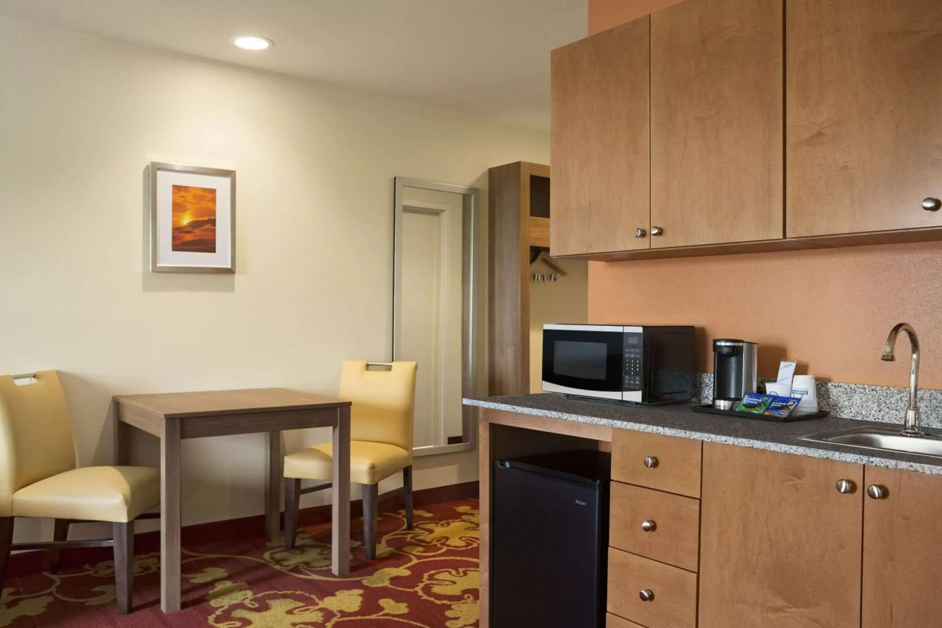 Photo of the whole room, Kitchen/Kitchenette in Days Inn & Suites by Wyndham Belmont