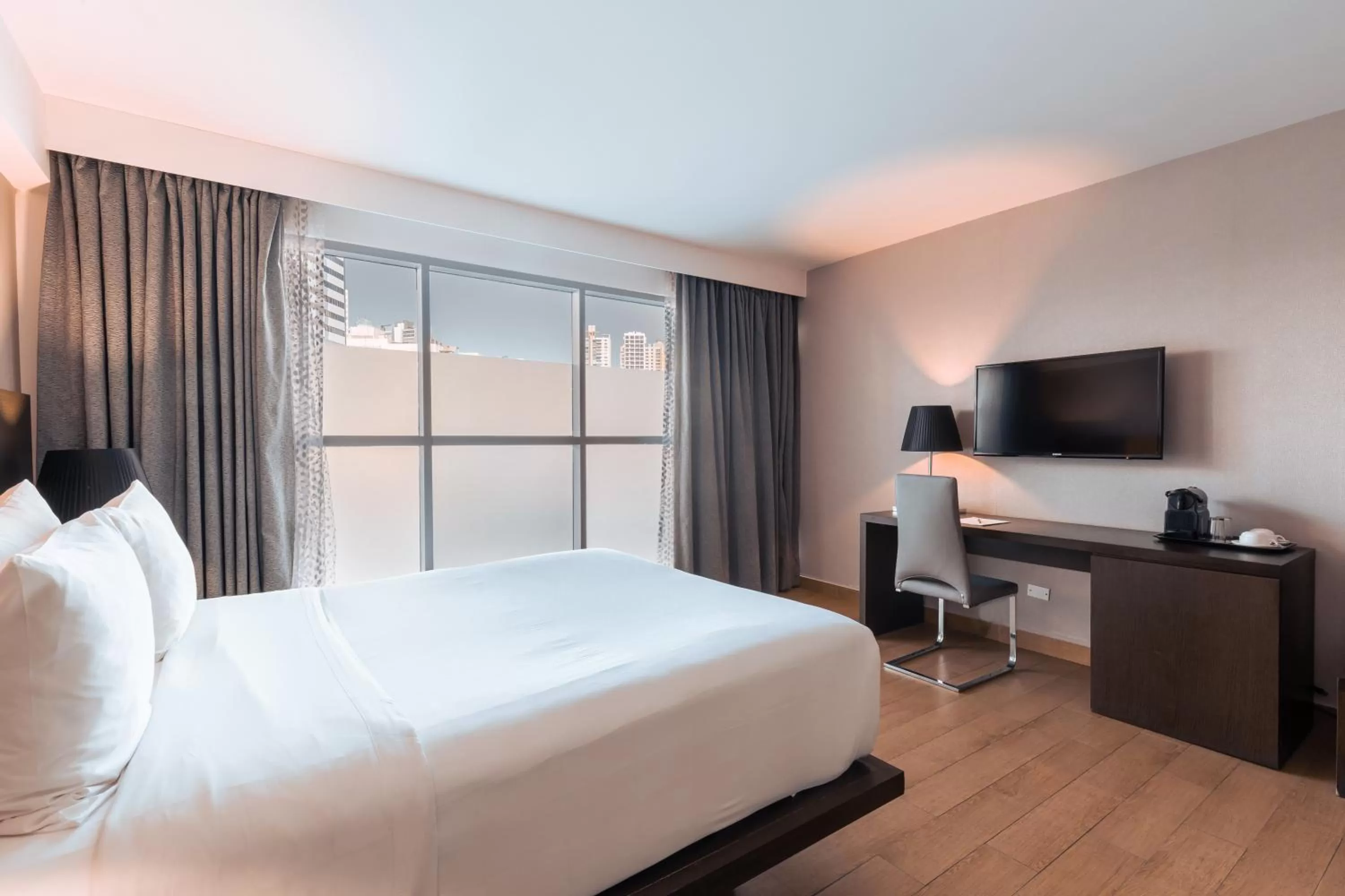 Photo of the whole room, Bed in Exe Oriental Panamá