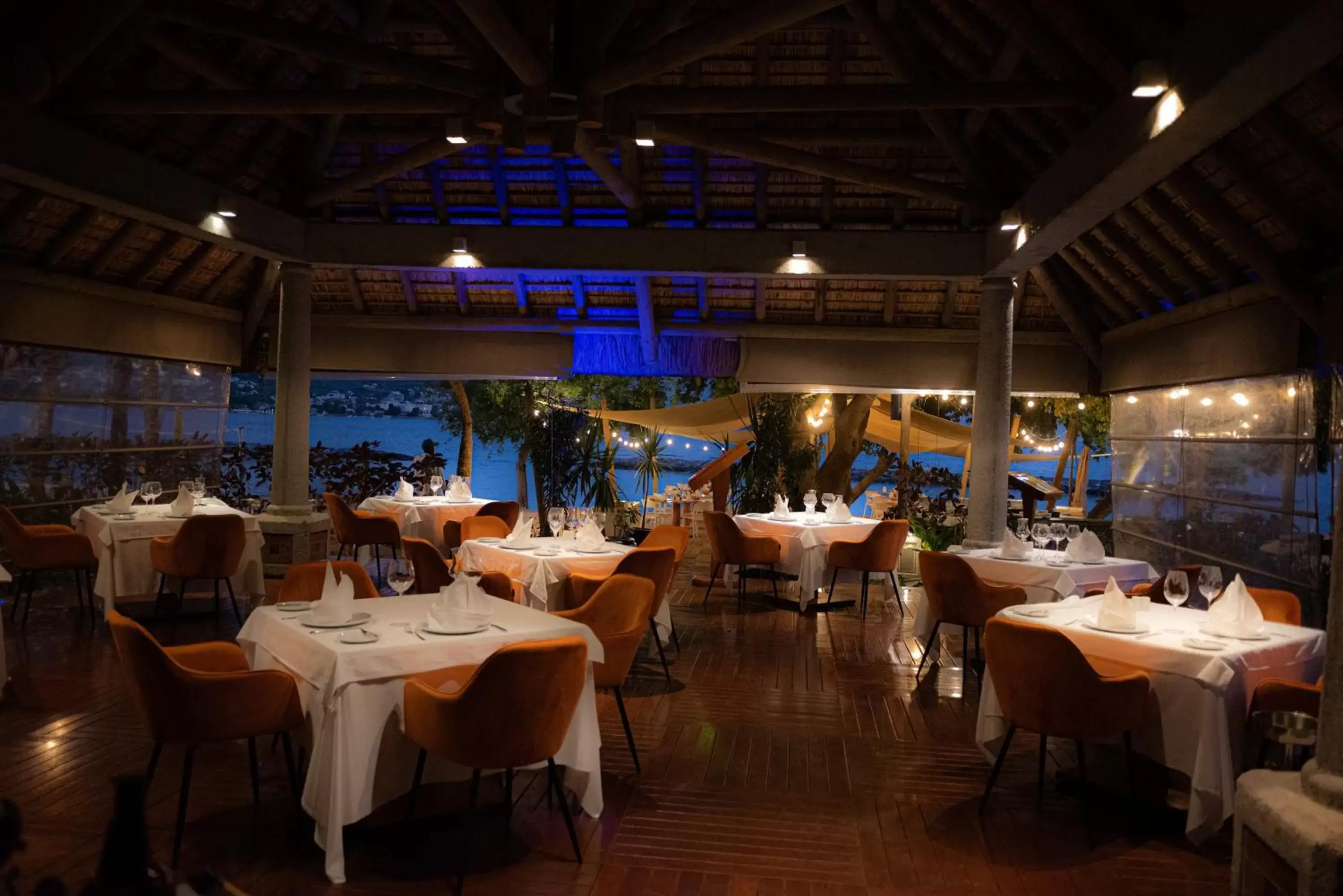 Restaurant/Places to Eat in Sands Suites Resort & Spa