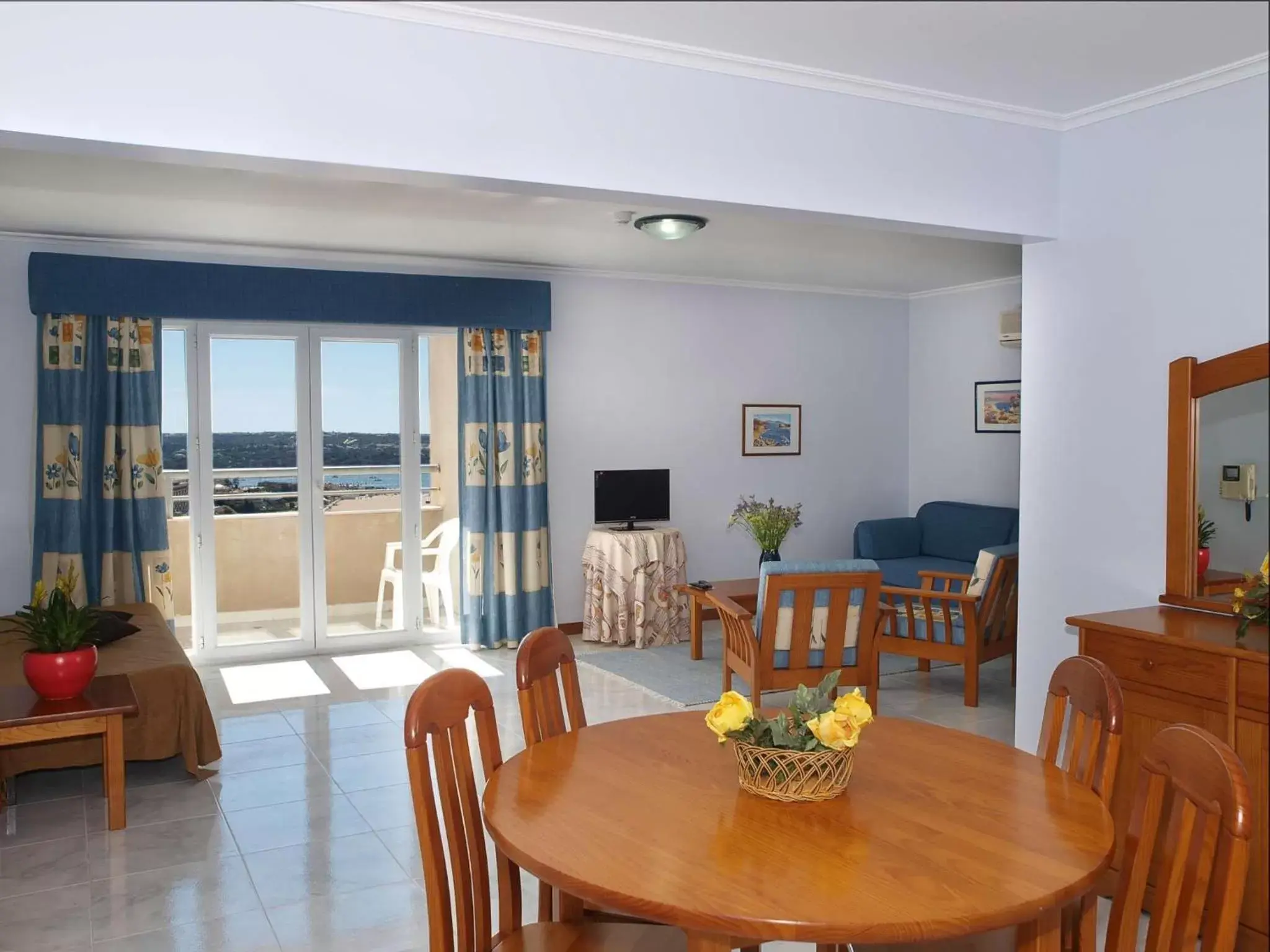 Living room, Dining Area in Apartamentos Jardins da Rocha