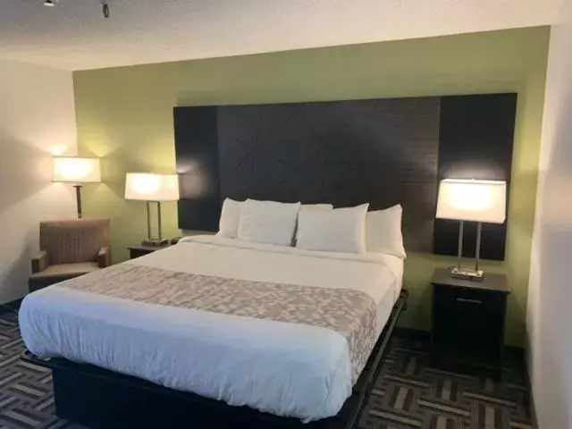 Photo of the whole room, Bed in La Quinta Inn by Wyndham Cincinnati North