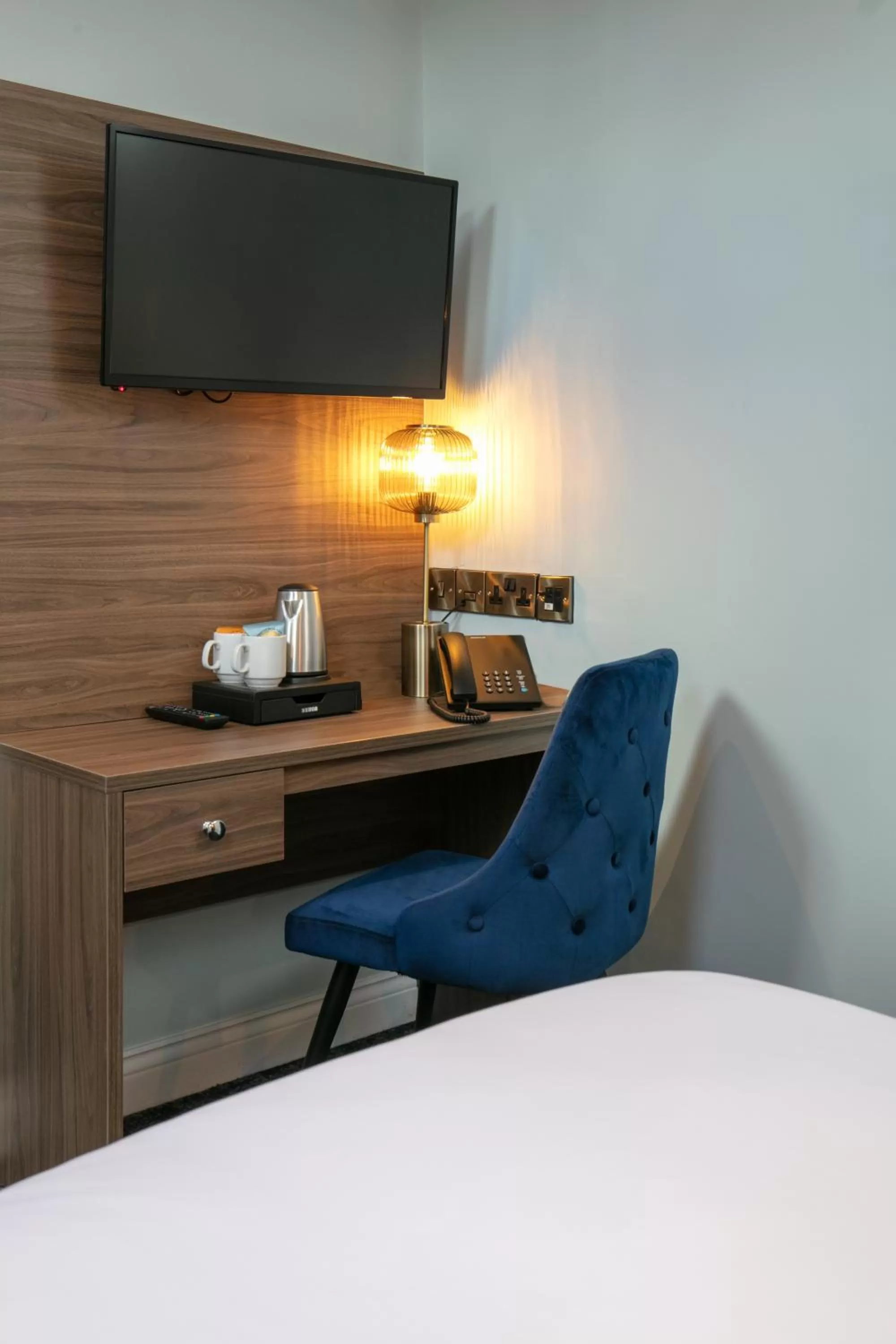 TV and multimedia, Bed in Best Western Hotel 99