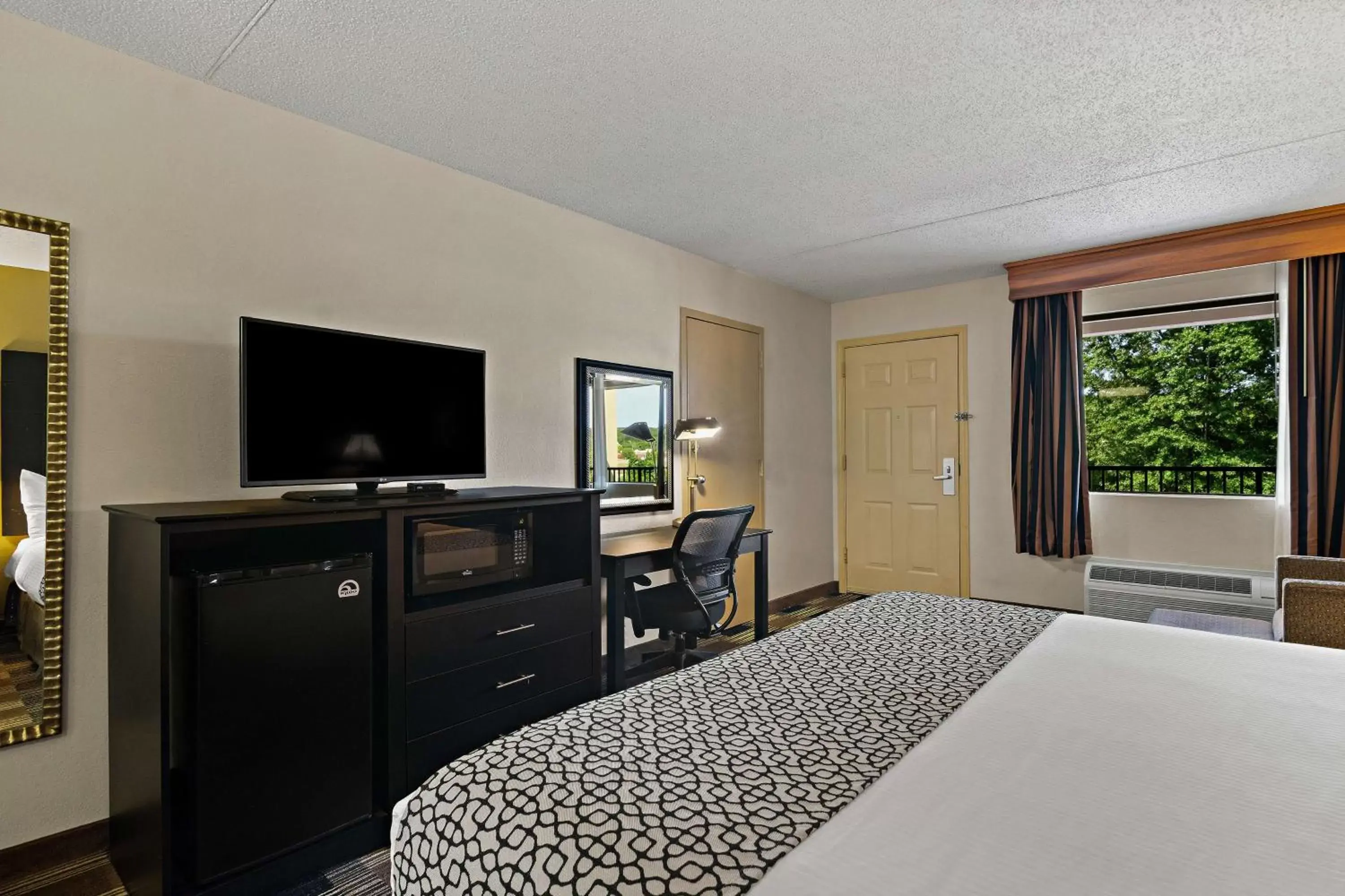 King Room with Walk-in Shower - Disability Access in Best Western Windsor Suites King Room with Walk-in Shower - Disability Access in Best Western Windsor Suites