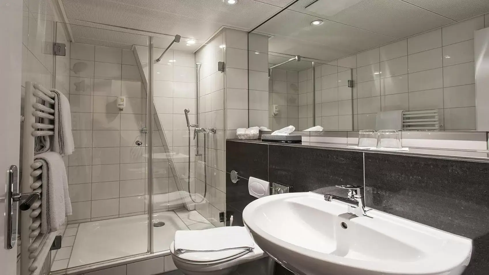 Shower, Bathroom in Royal Hotel - Urban Living
