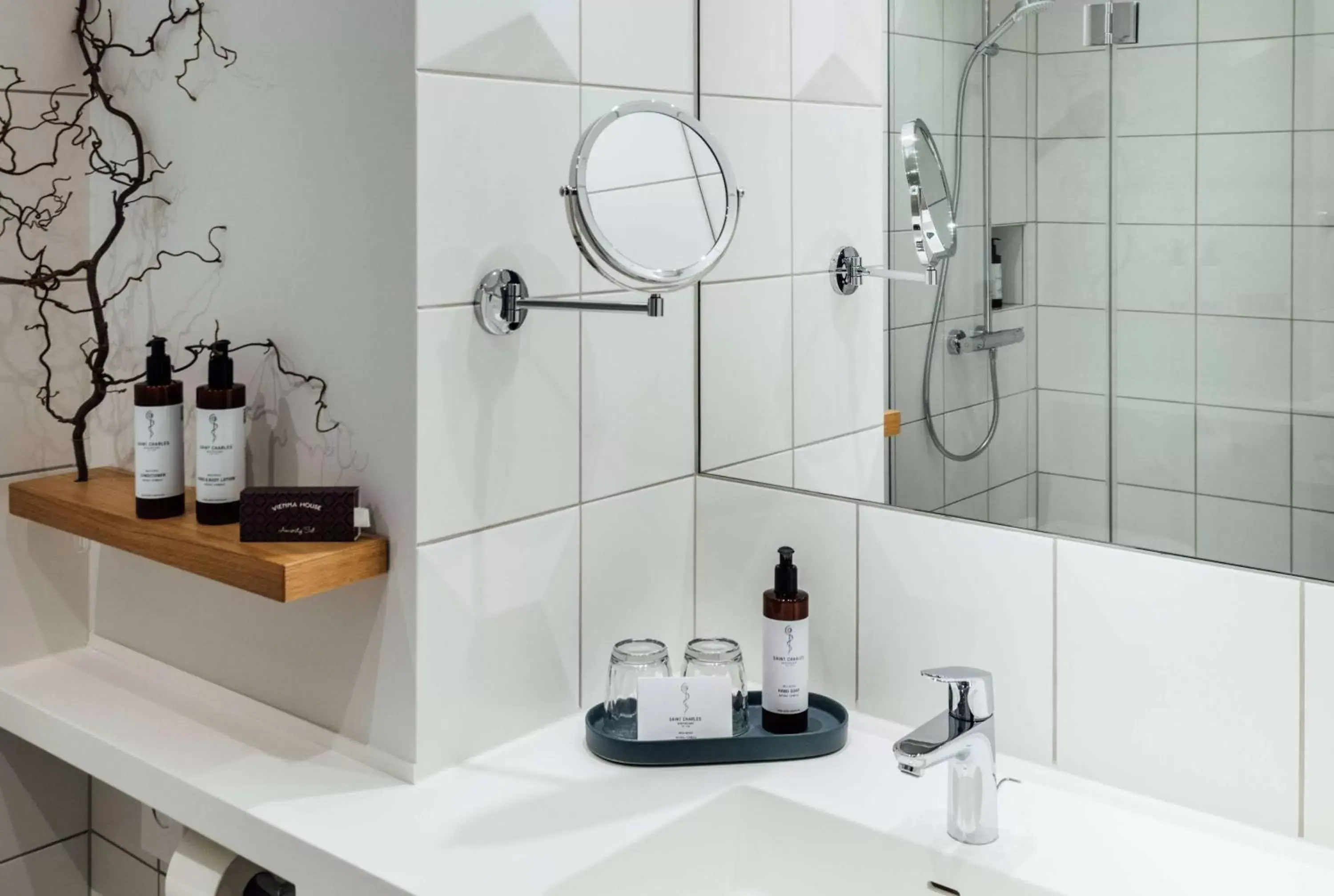 TV and multimedia, Bathroom in Vienna House by Wyndham MQ Kronberg