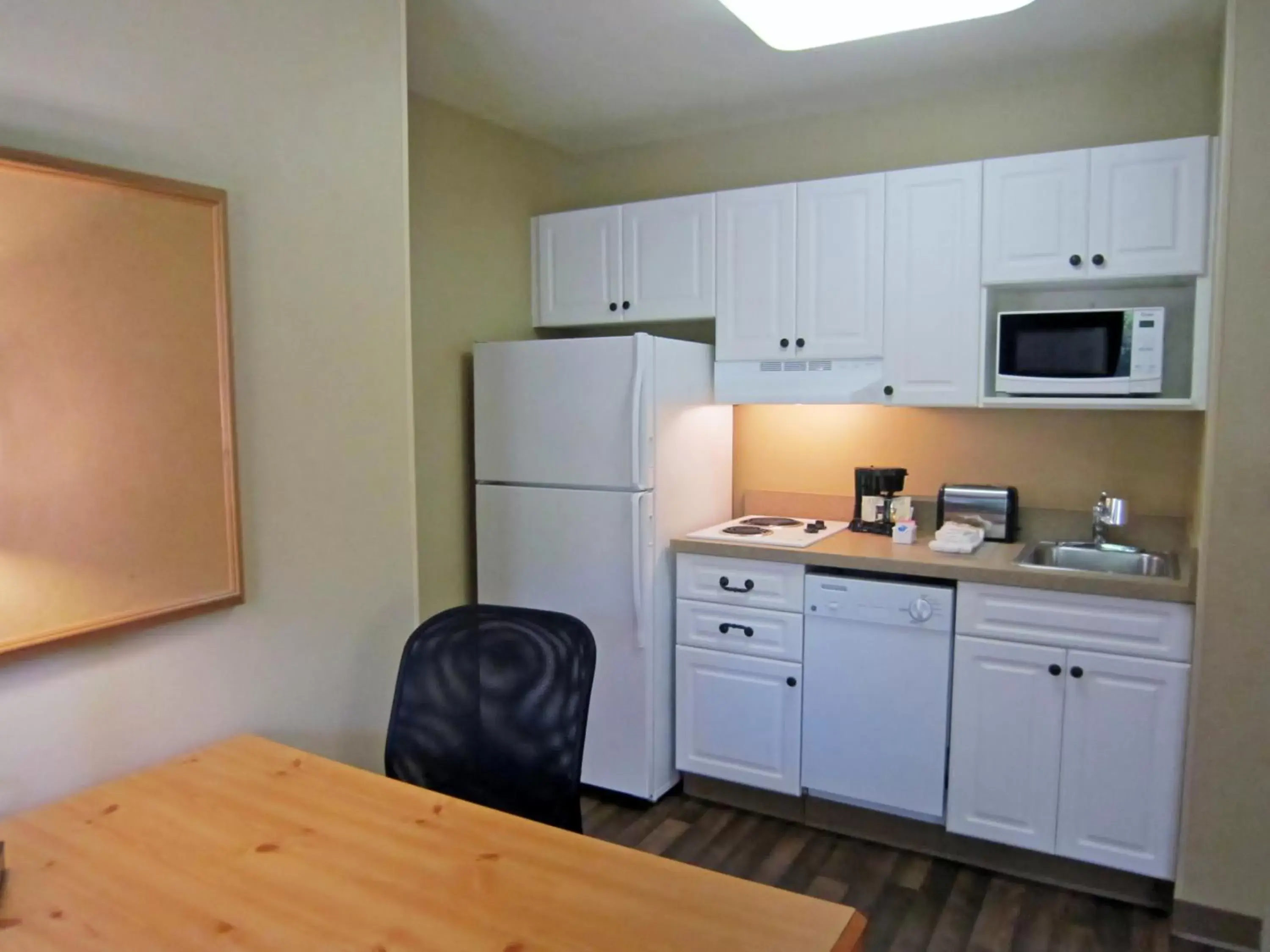 Kitchen or kitchenette, Kitchen/Kitchenette in Extended Stay America Suites - Pleasanton - Chabot Dr