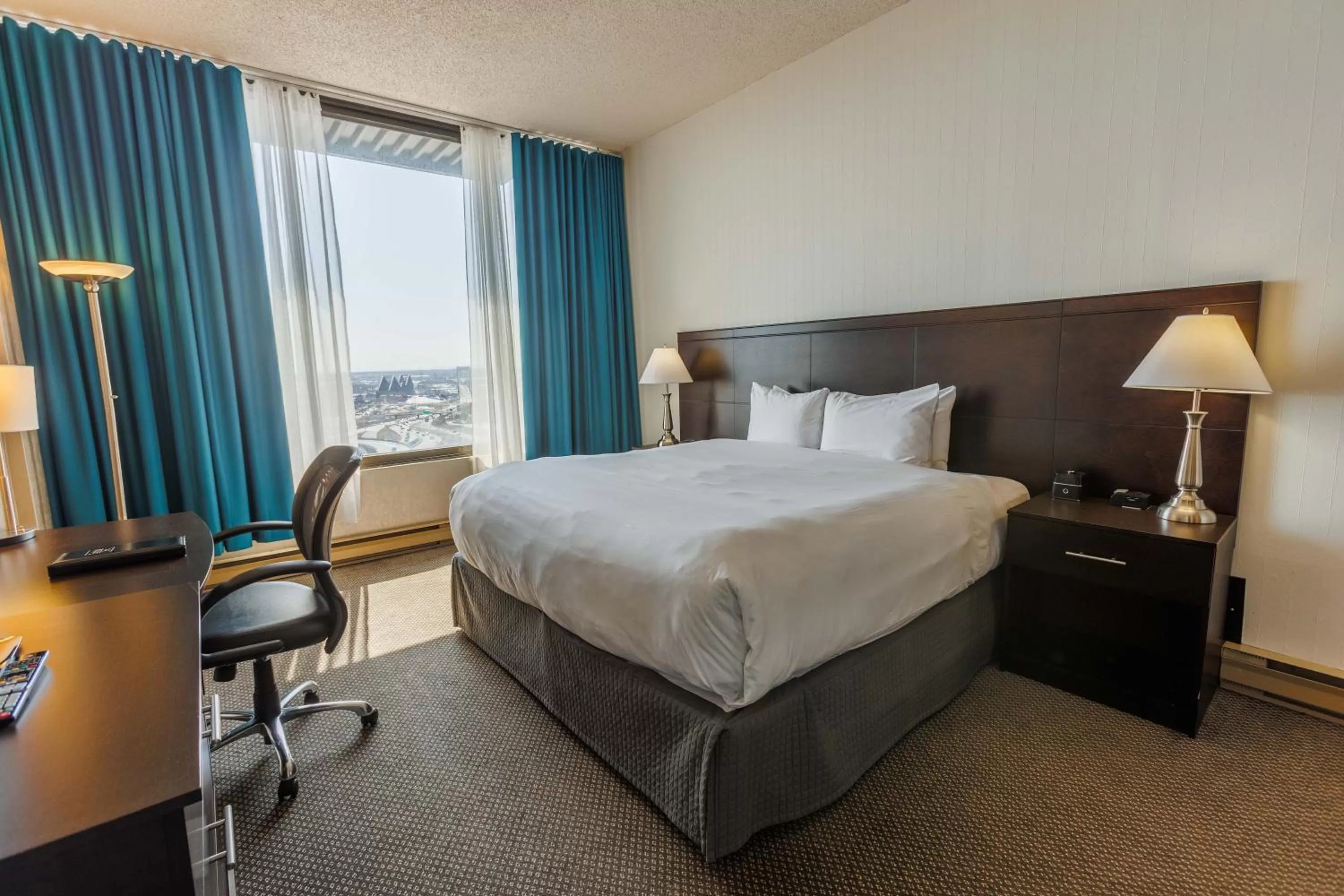 Bed in Travelodge by Wyndham Quebec City Hotel & Convention Centre